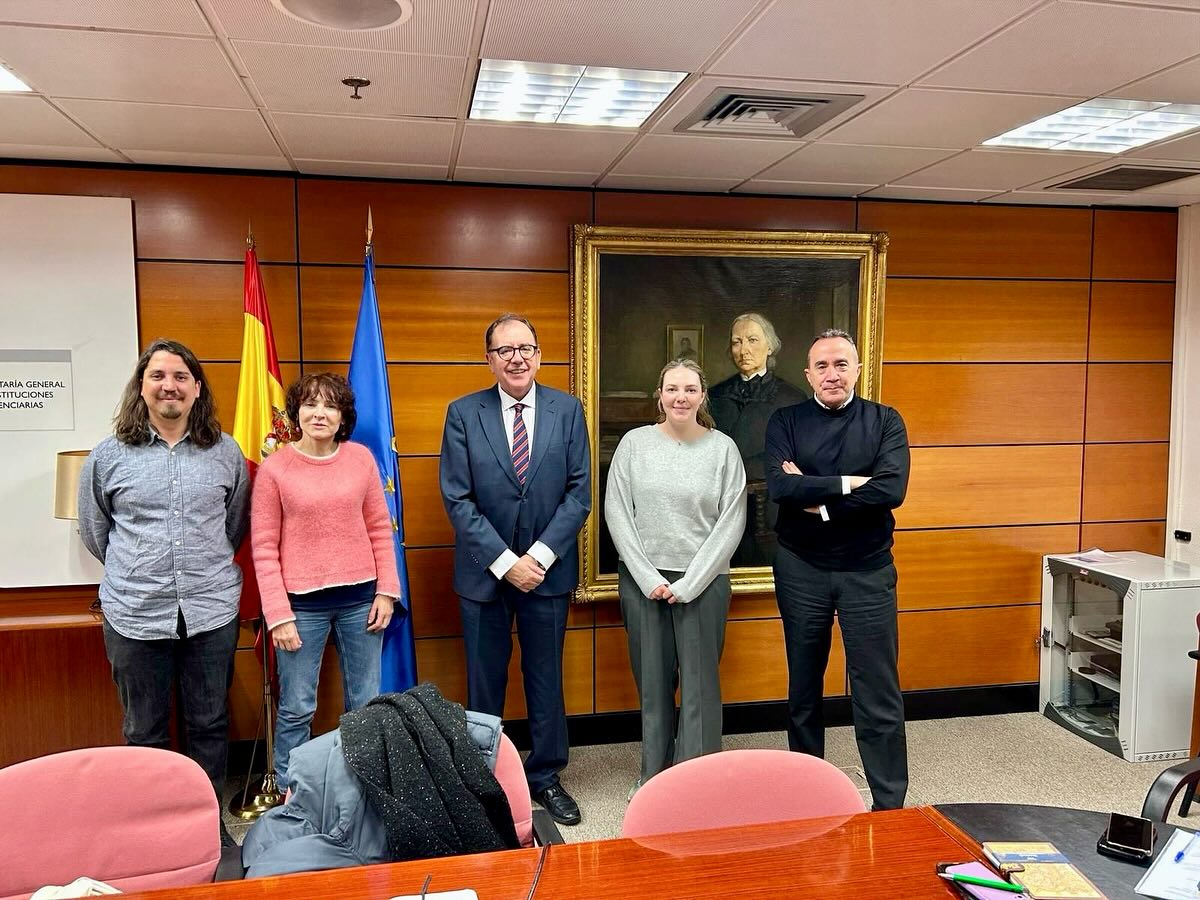 Colaboración asistente investigación en proyecto europeo Prison Oversight: Improving Rights in Europe
Abril 2025: Nuestro asistente de investigación, Pablo Pinochet apoyó en la visita e implementación de entrevistas y encuestas en el proyecto POIRE. Dichas actividades se realizaron a internos del Centro Penitenciario Madrid V Soto del Real y a altos cargos de la Secretaría General de Instituciones Penitenciarias. El proyecto, alojado en Trinity College, Irlanda y financiado por el European Research Coiuncil, tiene entre sus objetivos el estudio de la percepción de internos sobre las visitas que realiza el CPT y las estrategias que utiliza la administración penitenciaria para gestionarlas.
Research assistant collaboration on European project Prison Oversight: Improving Rights in Europe
April 2025: Our research assistant, Pablo Pinochet, assisted with visits and the implementation of interviews and surveys for the POIRE project. These activities were carried out with inmates at the Madrid V Soto del Real Penitentiary and senior officials from the General Secretariat of Penitentiary Institutions. The project, hosted by Trinity College, Ireland, and funded by the European Research Council, aims to study inmates’ perceptions of CPT visits and the strategies used by the prison administration to manage them.
Collaboration en tant qu’assistant de recherche dans le cadre du projet européen Prison Oversight : Improving Rights in Europe (Surveillance pénitentiaire : améliorer les droits en Europe)
Avril 2025 : Notre assistant de recherche, Pablo Pinochet, a participé à la visite et à la mise en œuvre d’entretiens et d’enquêtes dans le cadre du projet POIRE. Ces activités ont été menées auprès de détenus du centre pénitentiaire Madrid V Soto del Real et de hauts responsables du Secrétariat général des institutions pénitentiaires. Le projet, hébergé au Trinity College, en Irlande, et financé par le Conseil européen de la recherche, a notamment pour objectif d’étudier la perception des détenus sur les visites effectuées par le CPT et les stratégies utilisées par l’administration pénitentiaire pour les gérer.
https://www.tcd.ie/law/research/POIRE/index.php