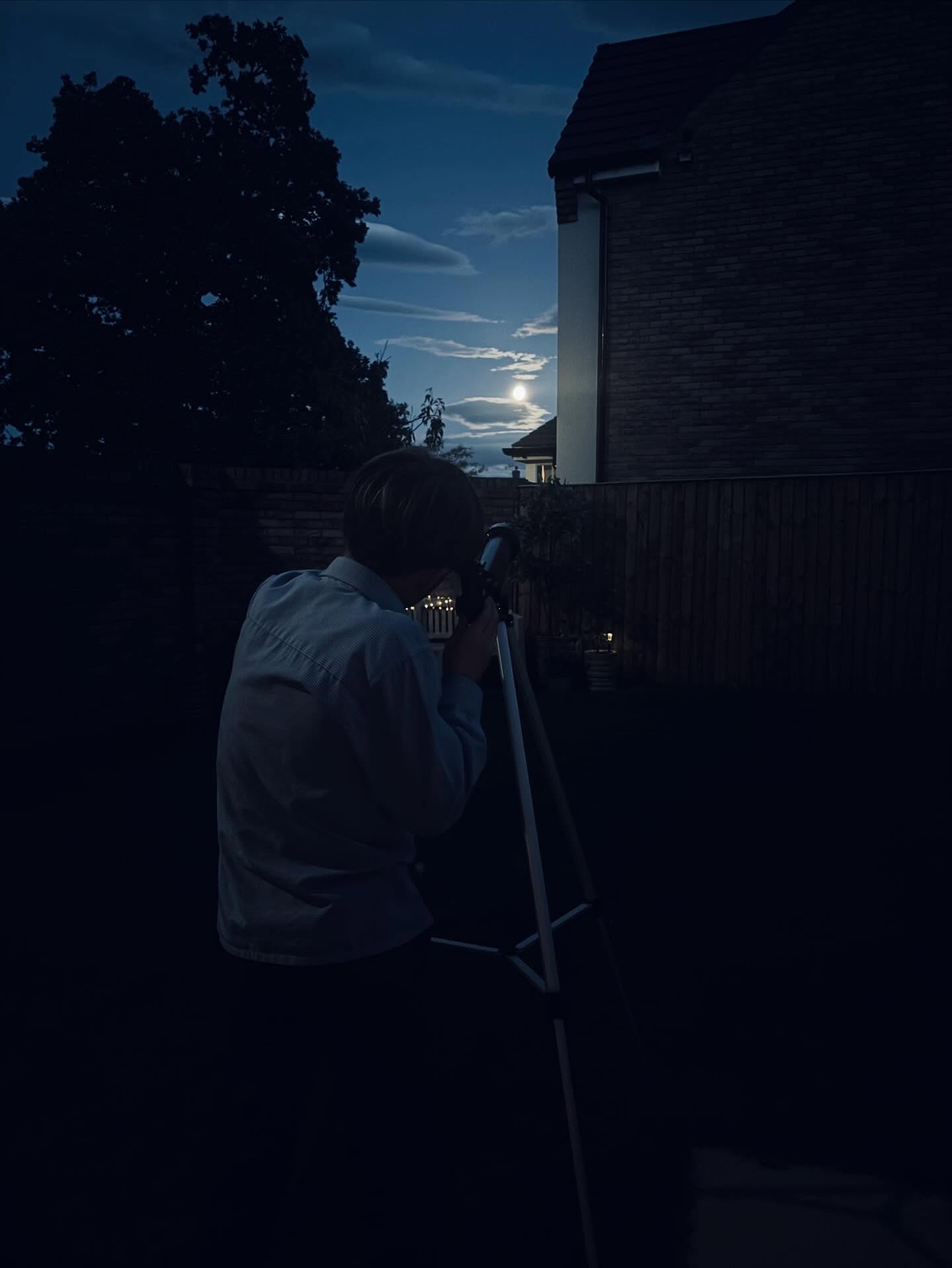 We love #cosyseason🍂 There’s something magical about stargazing in autumn, the crisp air, the rustle of golden leaves, and the comforting layers of warmth wrapped around you. It’s a season made for slowing down, looking up, and remembering how vast and beautiful the universe really is.
Tap the link in bio to read the full blog about how you can make the most of looking up in our magical Nidderdale AONB dark skies ⬆️📝🧡
#StargazingSeason #DarkSkyMagic #AutumnVibes #CosySeason #grewelthorpe #staycation #northyorkshire