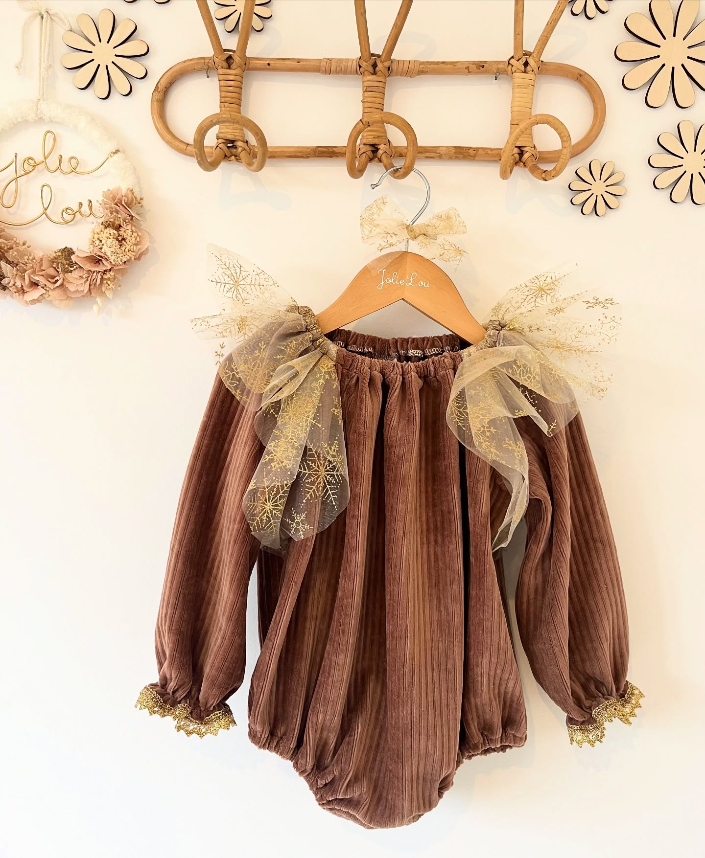 ✨collection Noël ✨
Deuxième petite merveille, j’ai nommé la barboteuse Flocon !
Un joli jersey velours côtelé chocolat (ma passion en ce moment) et la touche d’originalité avec ces doubles maxi volants en tulle impression flocon doré et une finition de manches en broderie crochet elle aussi ✨
Pour un réveillon doux et chaud !
#barboteuse #créatrice #creatricebébé #noël #collectiondefêtes #chocolat #doré #christmas #babylookstyle