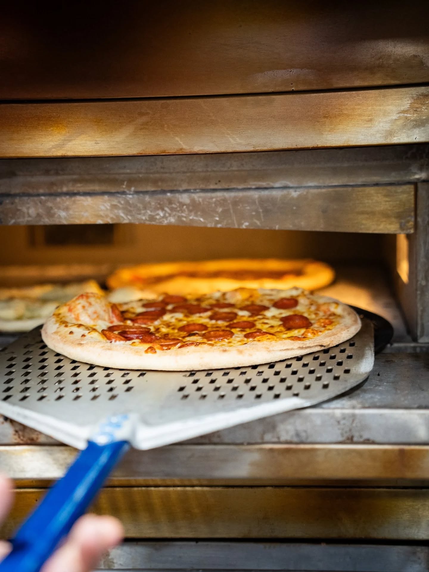 Hot, cheesy, and straight from the oven 🍕🔥 Order your favourite pizza online at capones.ie or call 091 520 060!
#caponesgalway #galway #restaurantgalway #pizzagalway