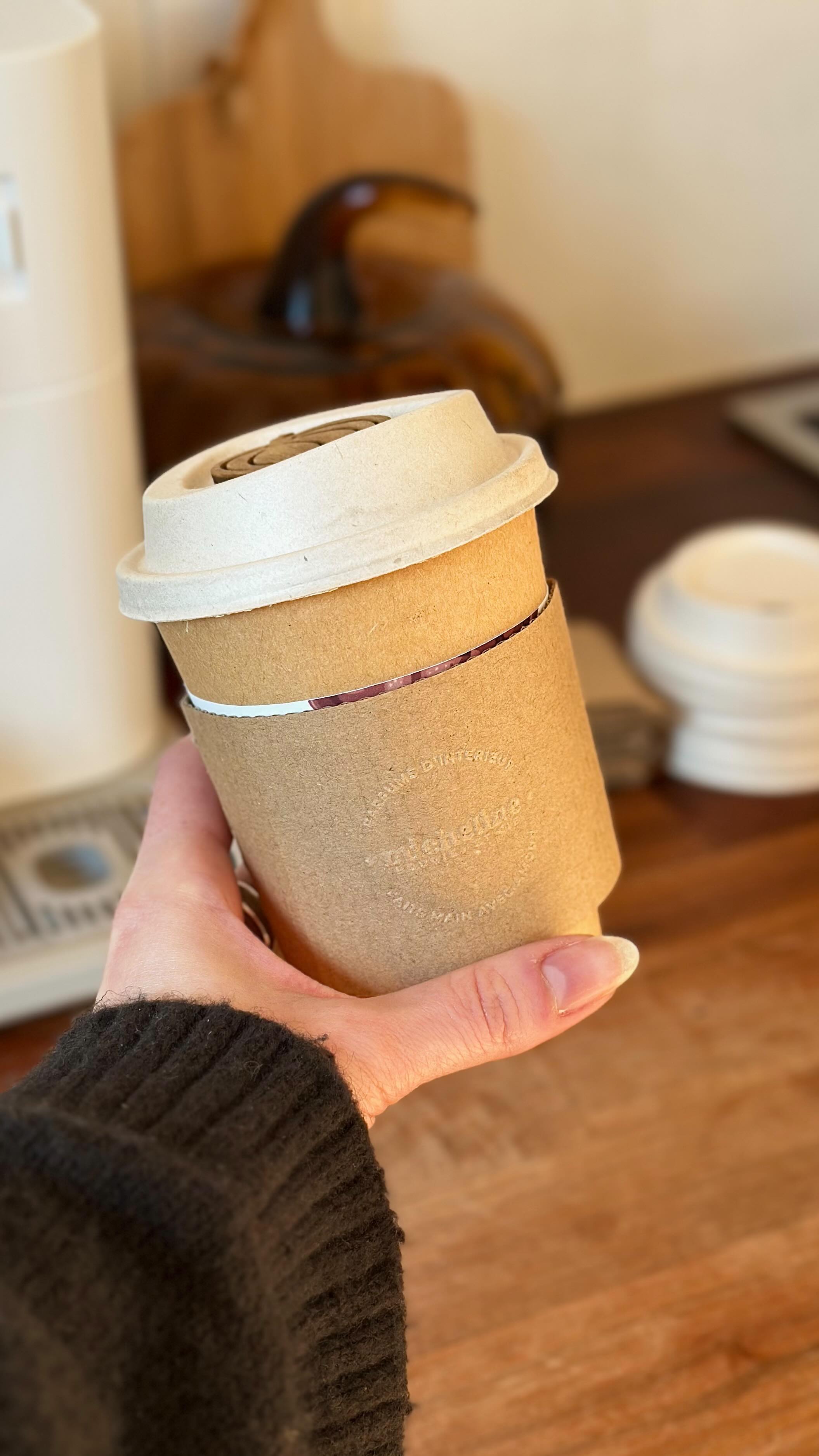 Coffret gourmand d’automne 🧋🤎
Une de mes grandes passions dans la vie : le ✨café✨. Je fais toujours de mon mieux pour vous proposer des packaging originaux, à partir des petites choses du quotidien que j’aime 🫶🏻.
Ce coffret d’automne reflète tout ce que j’adore en cette saison : du réconfort et de la gourmandise ! 😌
À l’intérieur : 3 palets fondants de 30 grammes chacun, à composer selon vos envies, parmi 7 senteurs gourmandes d’automne 🎃.
J’ai adoré imaginer ce coffret, j’espère qu’il vous plaira tout autant 🤎.
.
#artisanat #faitmain #fondantparfumé #bruleparfum #petiteentreprise #parfumdinterieur #créatrice #bougieparfumee #automne #citrouille #chailatte