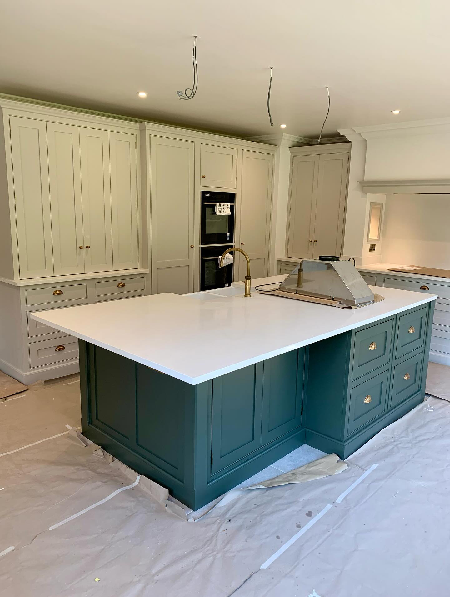 Another @handmadekitchenschristchurch kitchen and utility room completed last week.
The vast kitchen space offers so many storage options, with a clever design for all the cooking essentiels located in drawer bank.
The island has its own breakfast bar, a pull-out fridge and yet again more storage.
The kitchen cabinets are hand painted in COAT ‘ Home Is’, the island in COAT ‘Nomad’ and the utility in COAT ‘The Trail’.
@winslowinteriorfinishes @handmadekitchenschristchurch #bespokecarpentry #bespokejoinery #bespokeislands #bespokekitchen #kitchendesigns #kitchendrsigninspo #kitchendesigner #kitchendecor #kitchenrenovation #bespokekitchendesign #handmadekitchen #shakercabinets #shakerkitchens #luxurykitchens #luxuryhomes #beautifulhomes #surreylife #surreykitchens #oxshott #oxshottmums