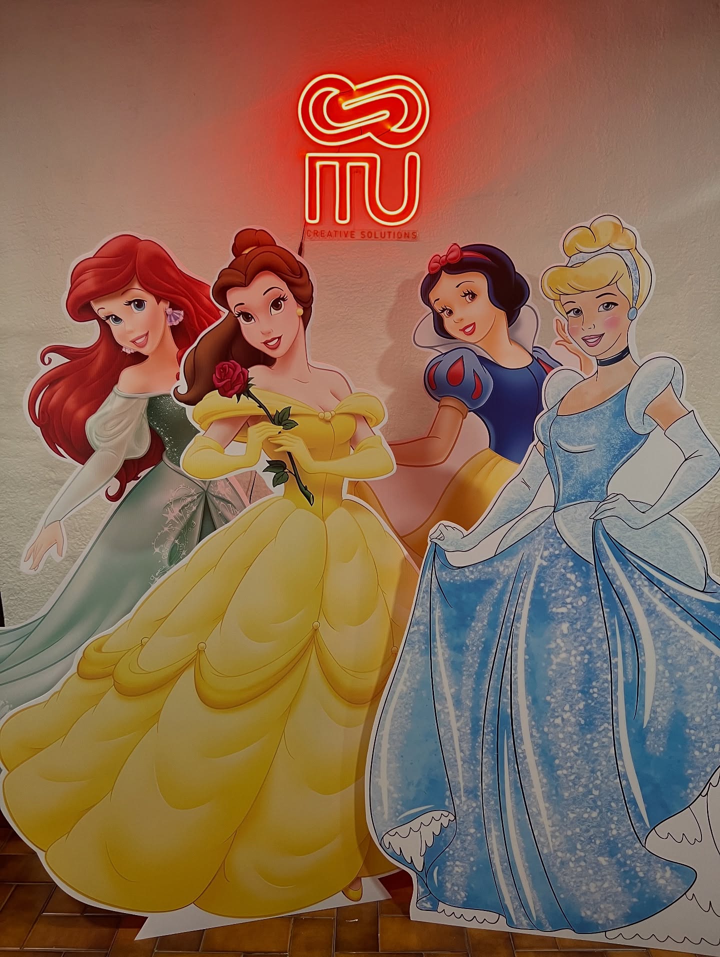 ✨ ¡Que tu evento tenga un final de cuento! ✨
Figuras de princesas Disney en coroplast de 1.60m, cortadas a la silueta 👸🏼🌹.
Podemos adaptar el tamaño que necesites y crear cualquier temática para hacer tu fiesta tan mágica como siempre soñaste. 💫
📐 Personalizadas a tu medida
🎨 Con el personaje que quieras
🎉 Ideales para fotos y decoración de ensueño
💌 ¡Haz que tus pequeños vivan su propio cuento de hadas con nosotros!
#PrincesasDisney #FiestaDePrincesas #DecoraciónDeEventos #Coroplast #DecoraciónInfantil #CumpleañosMágico #CuentoDeHadas #EventosConMagia #Ariel #Bella #Blancanieves #Cenicienta #ITUCreativeSolutions #decoracionpersonalizada