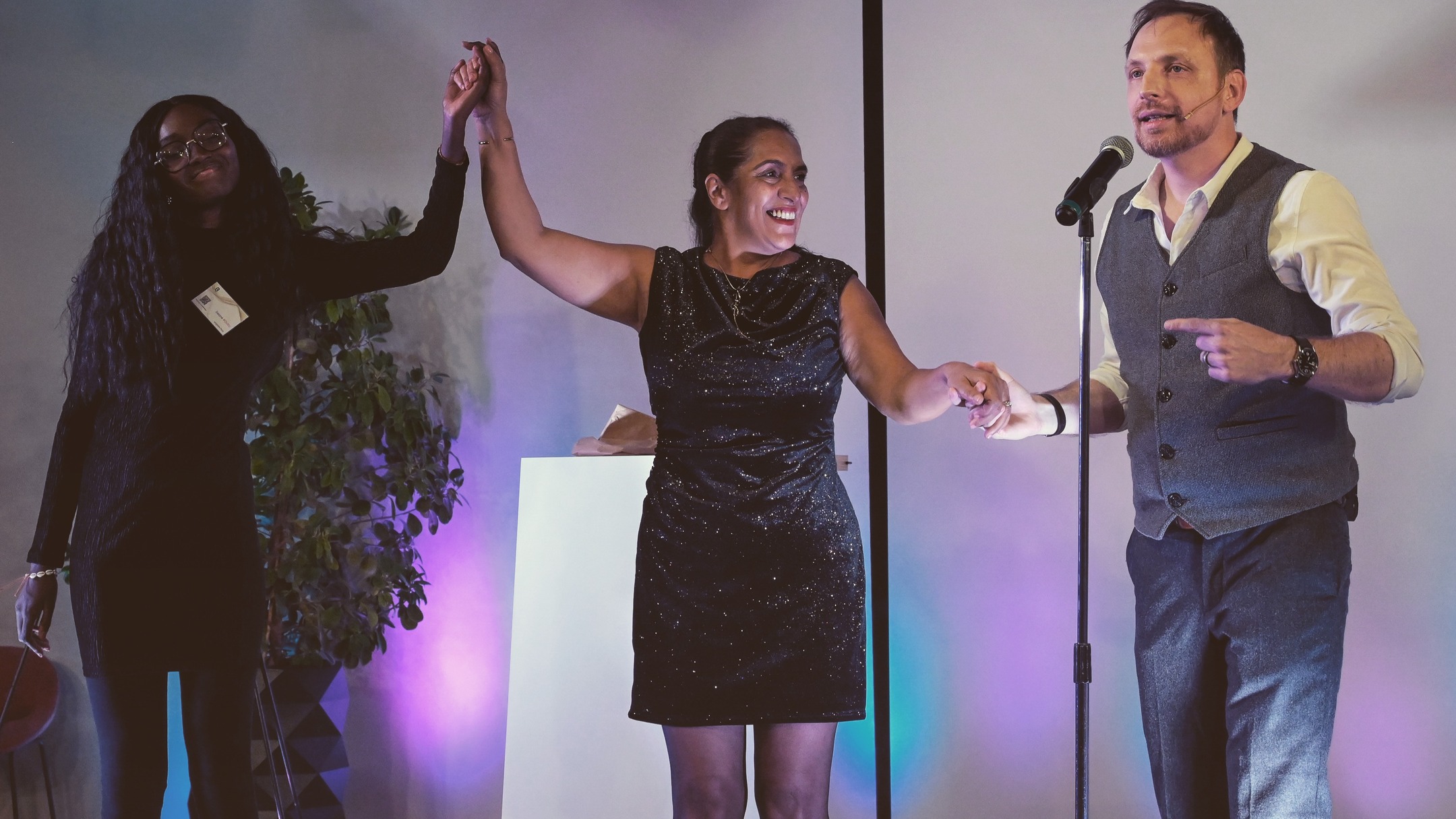 Un Événement Corporate Mémorable !
Un immense merci à LFimmo pour sa confiance et pour cette soirée de mentalisme corporate extraordinaire !
Ce fut un honneur de plonger les équipes dans un univers de mystères, de suggestions et d'expériences fascinantes, renforçant la cohésion et marquant les esprits. Un spectacle sur mesure, parfait pour dynamiser un séminaire, un cocktail ou une soirée d'entreprise.
Remerciements Spéciaux
Merci à la talentueuse Geneviève Engel pour les superbes clichés qui capturent l'ambiance unique de ce type d'événement. Son regard a su immortaliser la surprise et l'émerveillement !
*Découvrez son travail sur : https://www.genevieve-engel.com/ *
Vous cherchez à rendre votre prochain événement d'entreprise absolument inoubliable ?
Contactez-moi pour discuter d'un spectacle de mentalisme sur mesure qui bluffera vos collaborateurs et clients !
Jeb Hammer
Magicien/Mentaliste Professionnel
#MentalismeCorporate #SoiréeEntreprise #Événementiel #SpectacleMentalisme #LFimmo #GenevièveEngel #MagicienProfessionnel #TeamBuilding #JebHammer #S2AProduction