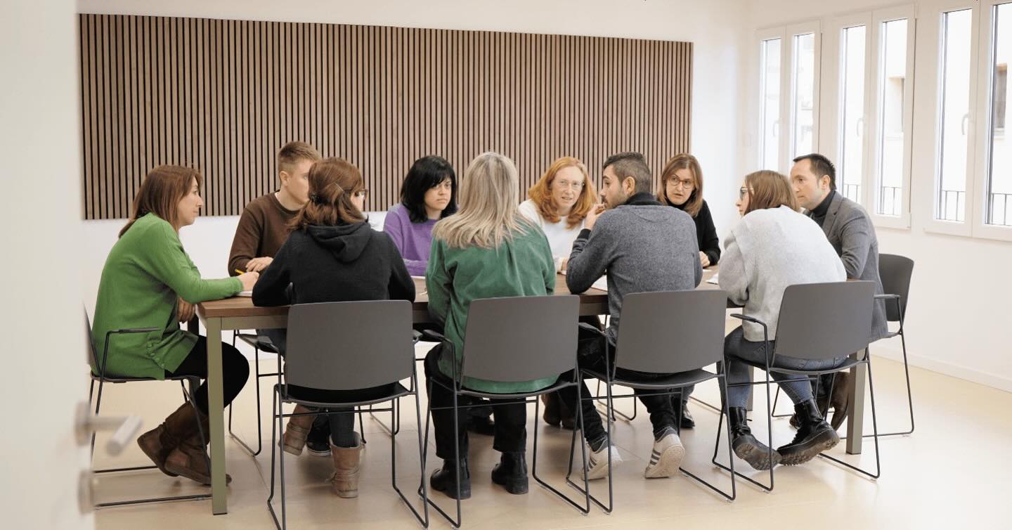 📢 ¿Tienes dudas sobre qué impuestos debes presentar y cuándo?
Desde nuestra asesoría te lo explicamos de forma clara y sencilla para que no se te pase ningún plazo ⏳
🔍 ¿Qué son los modelos fiscales?
Son formularios oficiales que se presentan a Hacienda para declarar impuestos. Cada modelo corresponde a un tipo de impuesto o actividad, y su presentación puede ser trimestral o anual.
🧾 Modelos más comunes y para qué sirven:
🔹 Modelo 111
👉 Retenciones de IRPF a trabajadores, profesionales o empresarios.
📆 Se presenta cada trimestre.
🔹 Modelo 115
👉 Retenciones por alquiler de locales u oficinas.
📆 Trimestral.
🔹 Modelo 130 / 131
👉 Pago fraccionado del IRPF para autónomos (130 si estás en estimación directa, 131 si estás en módulos).
📆 Trimestral.
🔹 Modelo 303
👉 Declaración del IVA.
📆 Trimestral.
📌 En enero también se presenta el Modelo 390, que es el resumen anual del IVA.
🔹 Modelo 349
👉 Operaciones intracomunitarias (compras o ventas con empresas de la UE).
📆 Trimestral o mensual, según el volumen.
🔹 Modelo 200
👉 Impuesto de Sociedades (para empresas).
📆 Anual, normalmente en julio.
📌 Fechas clave de presentación trimestral:
• 1º trimestre → hasta el 20 de abril
• 2º trimestre → hasta el 20 de julio
• 3º trimestre → hasta el 20 de octubre
• 4º trimestre → hasta el 30 de enero (algunos modelos)
✅ Consejo: Llevar tus impuestos al día te evita sanciones y te da tranquilidad. Si no sabes por dónde empezar, ¡nosotros te ayudamos!
📲 Escríbenos a @querolassessors o ven a vernos. Estamos aquí para que tú te centres en tu negocio, y nosotros en tus números.
#AsesoríaFiscal #Autónomos #Empresas #ModelosFiscales #CalendarioFiscal #Gestoría #Morella #Cantavieja #TranquilidadFiscal #CompromisoLocal