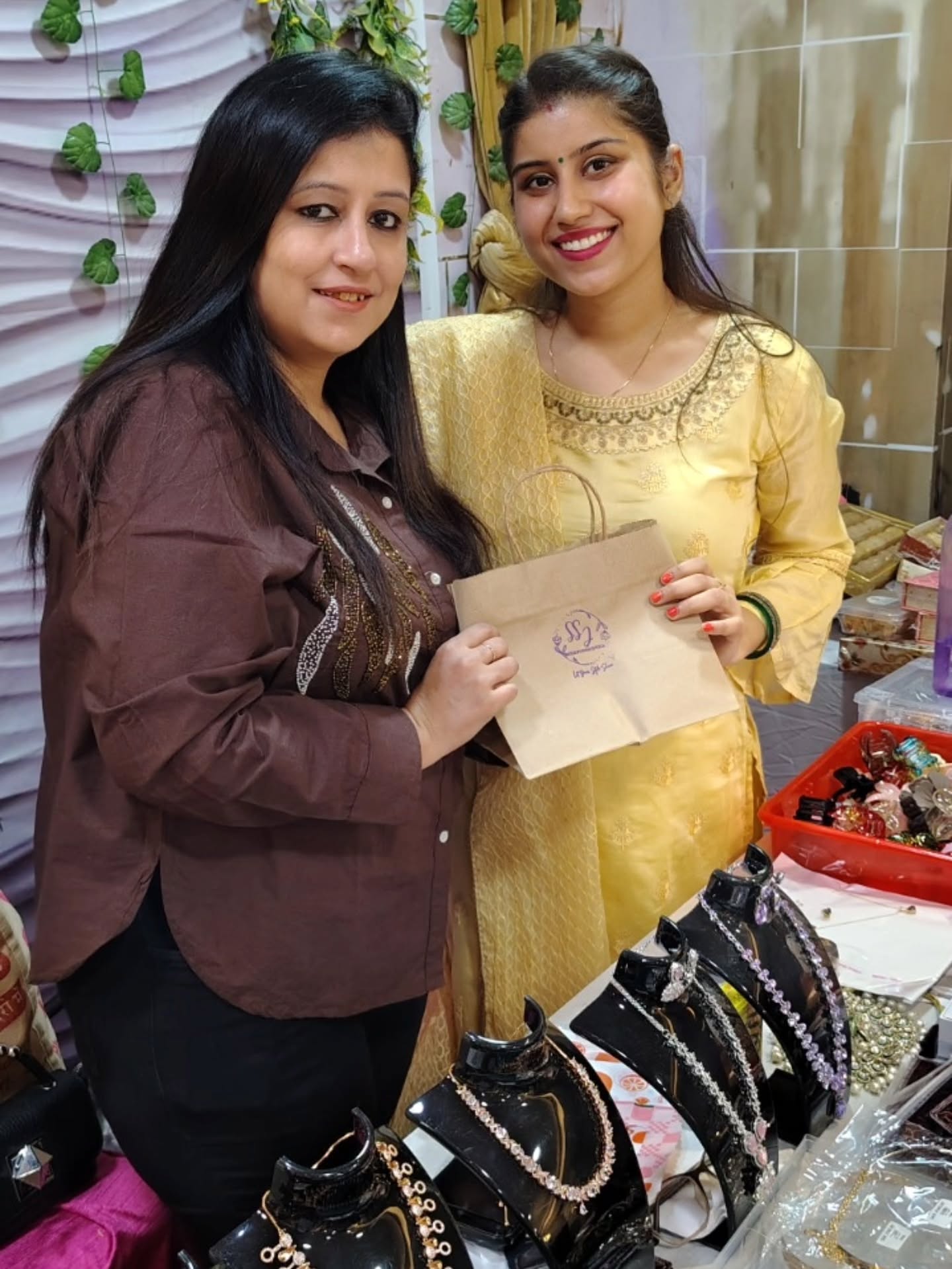 Happy faces✨
Thank you for choosing Smile Stones Jewels ☺️ Your purchase made our day — we hope our jewels make yours! 💫