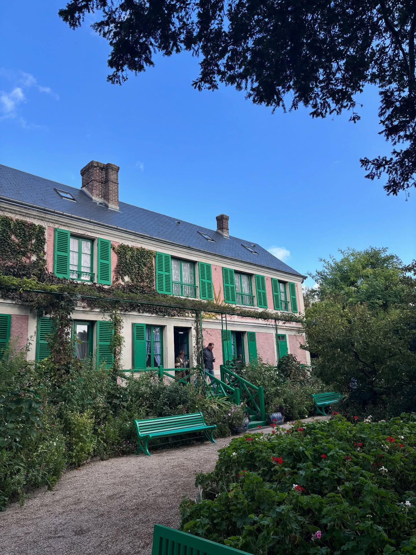 Stills from Monet’s house and garden 🎨 we have an unofficial policy of “off-season only” for hot tourist attractions and I’m happy to report that even without water lilies in bloom, Giverny is a stunner ✨
#francetravel #giverny #monet #monetsgarden #paristourguide #tourguide