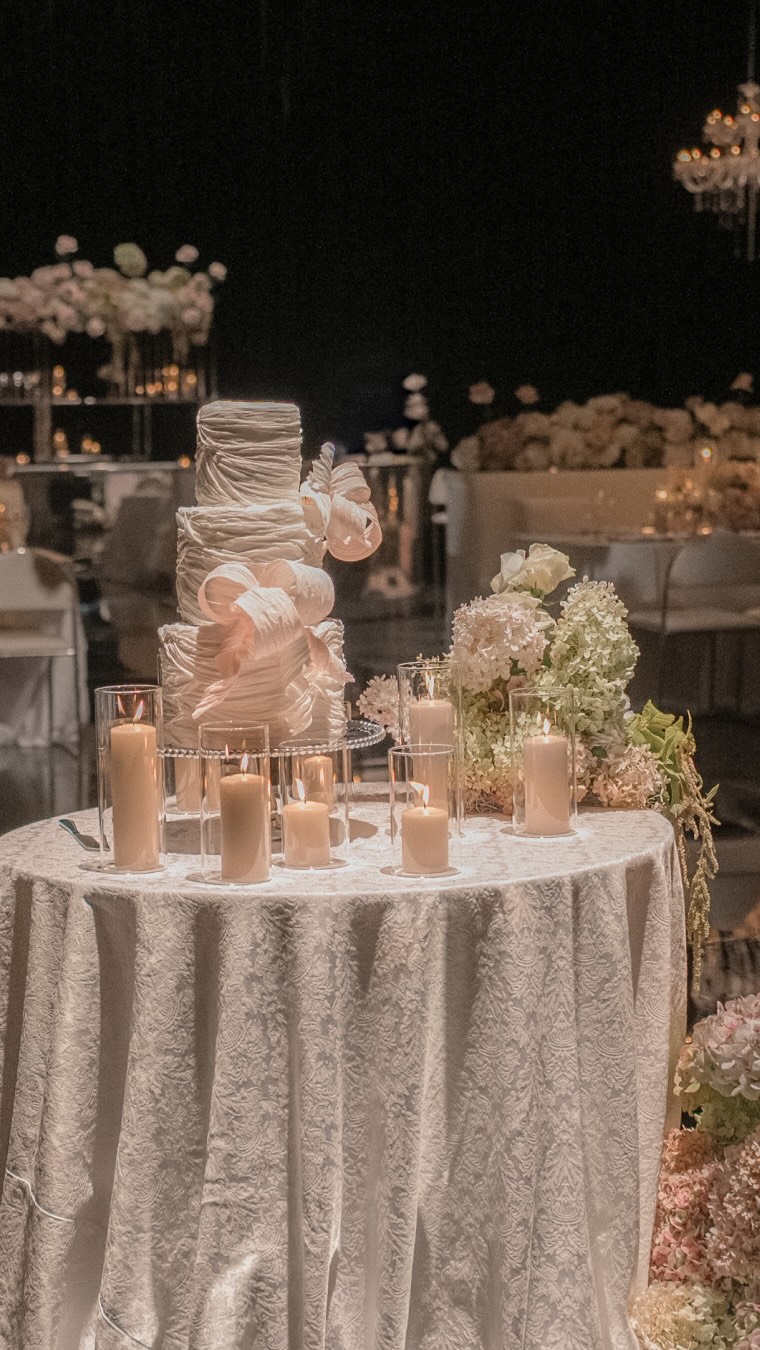 Trois mois. Une vision claire. Une équipe de rêve.
Voici le résultat : un mariage raffiné à l’hôtel Le Germain Charlevoix, où chaque détail, du décor floral aux teintes rosé et ivoire jusqu’aux touches argentées, a été soigneusement pensé pour créer une ambiance grandiose à la fois sophistiquée et intemporelle. 🤍
On aime dire que, pour le commun des mortels, il est difficile d’imaginer à quel point une ambiance peut devenir magique une fois réalisée. Nous savions que ce serait magnifique… mais les mariés, eux, n’avaient aucune idée de l’ampleur de la magie qui allait opérer. ✨
M-E & Y
Venue: @legermainhotels
Photo: @jeffgagnonphoto
Décor, design et graphisme: @loccasion_dembellir
Fleurs: @fleurdeurope
Mobilier: @groupeabp et @dxmobilier
Vidéo: @sarahlajoieasselin pour @beau_video
Création de contenu: @capturebyroly
DJ: @officialjustinblanc pour @djkevinolsen
Maquillage: @ttanya.asselin
Coiffure: @yanickgignac
Gâteau: @lafleur_sucree
Saxophone: @bellita_sabrina_ferland
Nounous: @agence.jm.experience
Caviar: @axyonmontreal
Robe: @jetaimemariage
Suit: @surmesur
Plancher de danse: @ateliercag
Bagues : @birks
#weddingquebec #weddingplanner #mariage #mariagequebec #fyp