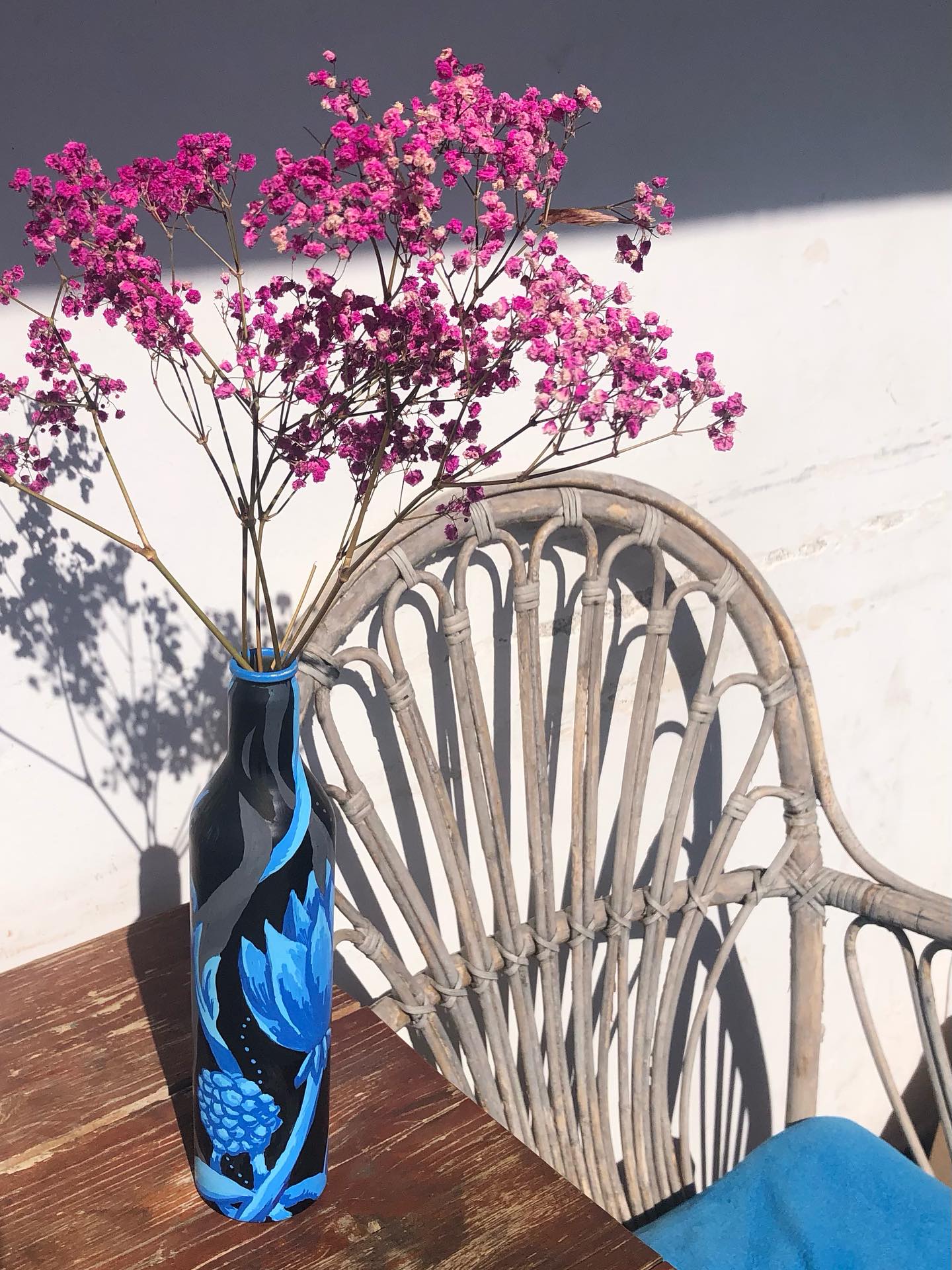 Pintura sobre botella para florecer la casa💐🌼🌹🌷
que tengan una linda semana 💖