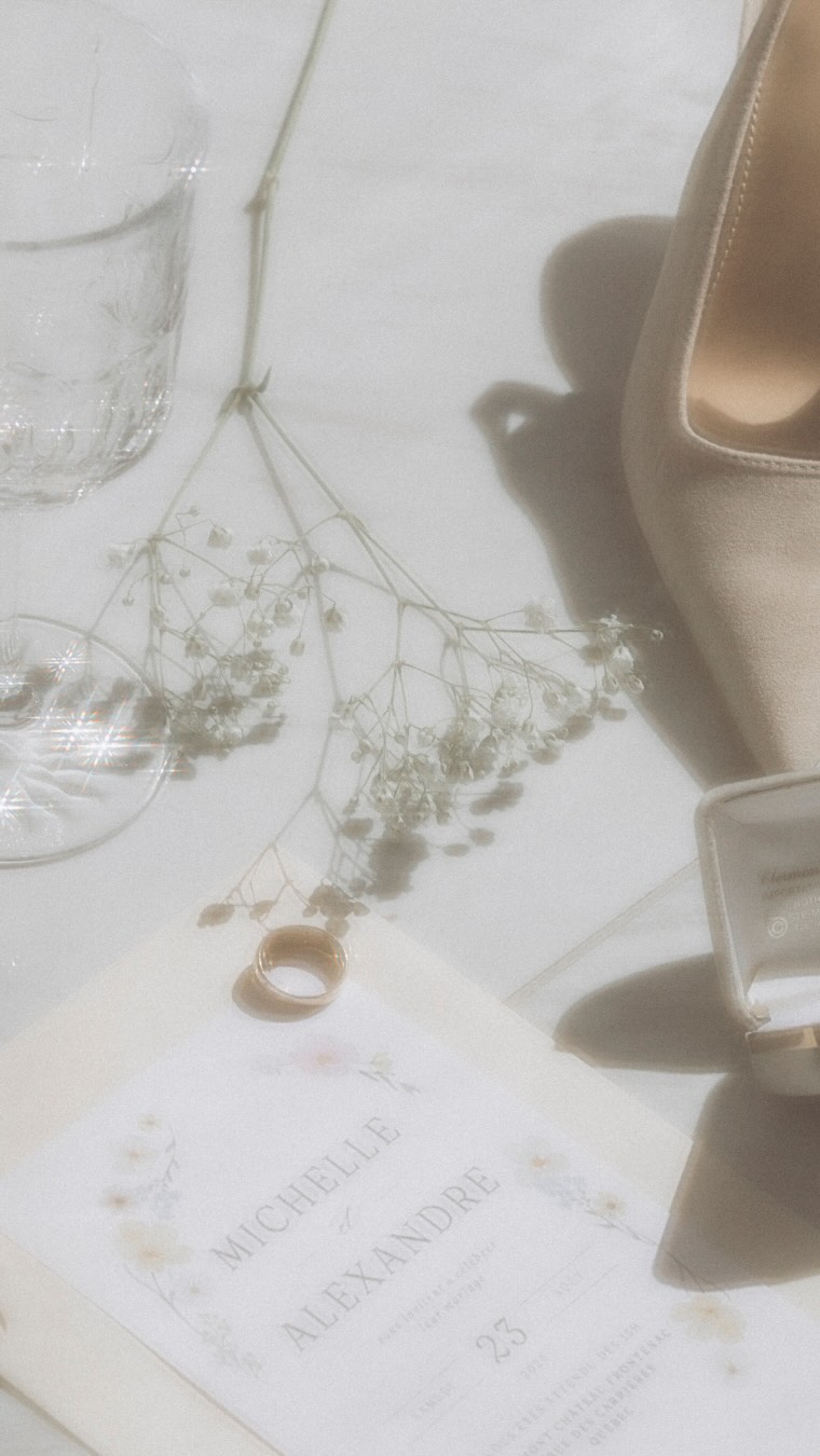 Préparez une petite boîte avec tous vos accessoires (alliances, papeterie, bijoux, parfum, etc.) pour vos photographes et vidéastes.
Résultat : un flat lay digne des plus beaux magazines 📰 📸 🎀
Ça évite le stress le matin du mariage et garantit des clichés élégants et harmonieux.
Photographe @claudialaflamme.photographe
#weddingquebec #weddingplanner #mariage #mariagequebec #fyp