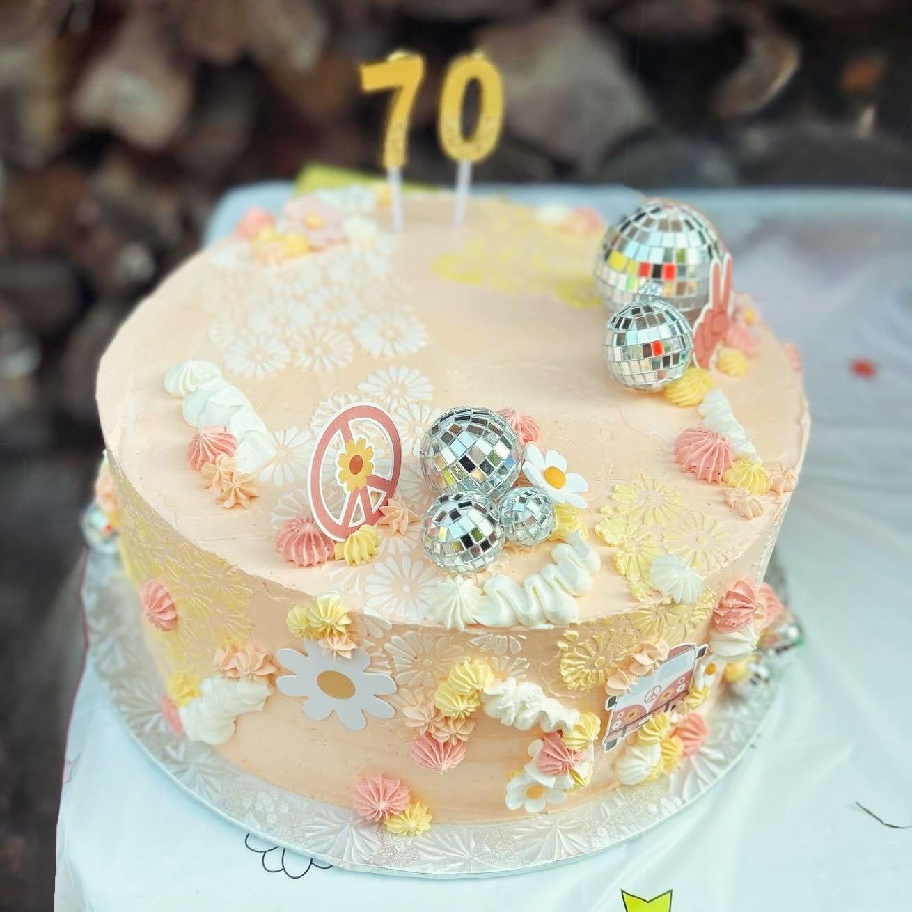 Peace, love, and buttercream ✌🏻🪩
•
•
•
•
•
#mke #mkebride #mkewedding #mkeeats #mymke #cakesofinstagram #cakesofig #instacake #cakecakecake #glutenfree #glutenfreetreats #glutenfreecupcakes