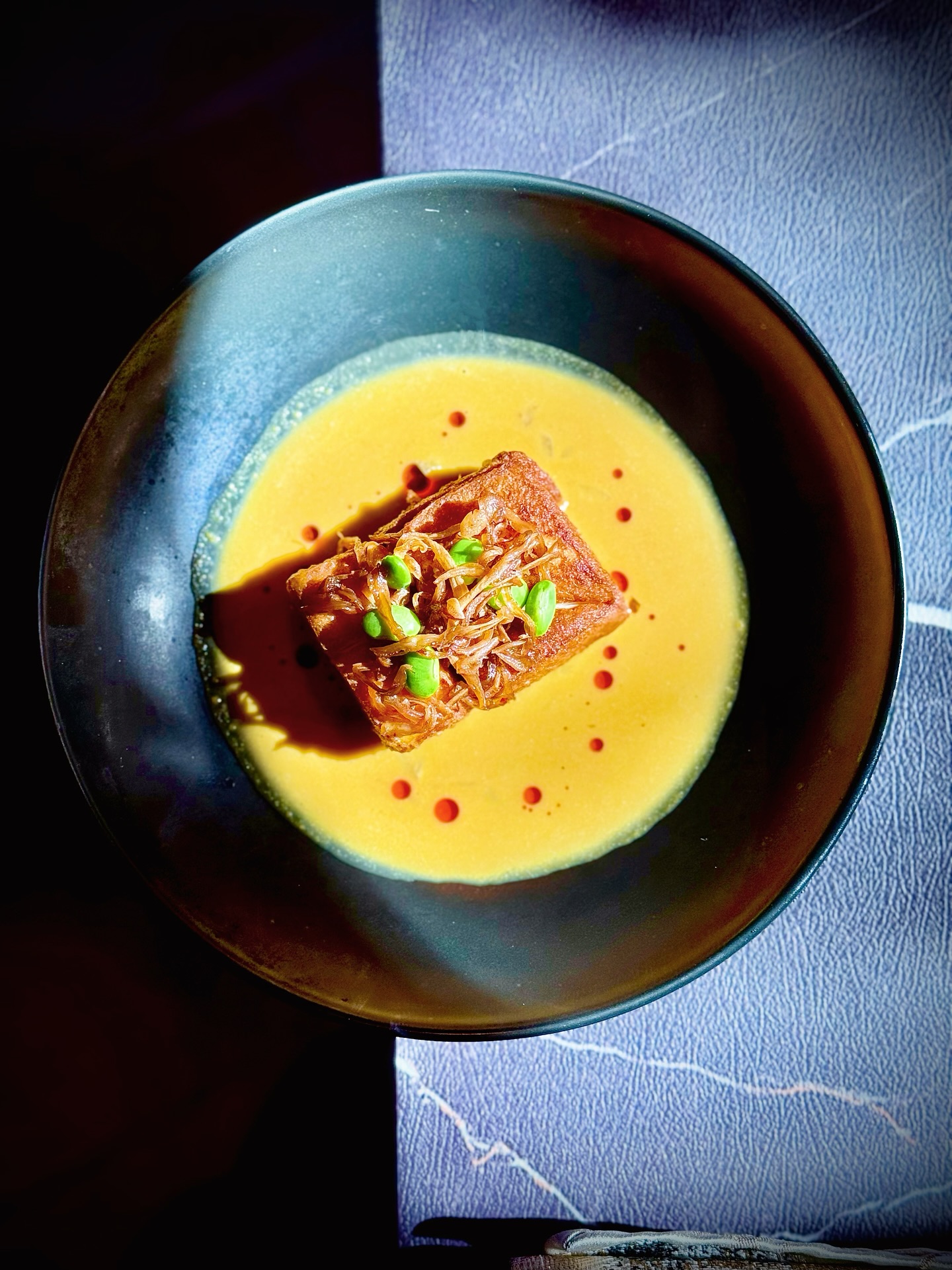 Menu du Midi
🍂✨【ÎLOT D‘AUTOMINE | 秋之小岛】
Sous la lumière douce de l’automne, la douceur du potiron réchauffe le cœur.
Un œuf vapeur délicat se cache dans un écrin de tofu soyeux, accompagné d’édamames et de shimejis blancs,
relevé d’une touche d’huile épicée aux crevettes noires tigrées.
Une rencontre raffinée entre la subtilité chinoise et la chaleur de la saison. 🍁🥢
金秋的柔光里,最温暖的味道莫过于一碗南瓜的甘甜。
细腻的蒸蛋藏在豆腐包中,轻盈又柔滑,
搭配毛豆与白玉菇的清香,
再添几滴辣黑虎虾油,唤醒秋日的层次与温度。🎃🥢
📖 Réservation: www.bistrowu.com
#南瓜季 #秋日味觉 #中式创意料理 #豆腐蒸蛋 #南瓜汤 #gastronomiechinoise #cuisinefusion #saveursdautomne #tofuart #fusioncuisine #instafood #foodart #automne #aix #aixenprovence #aixmaville #aixenpce #aixmarseille #aixencommerce