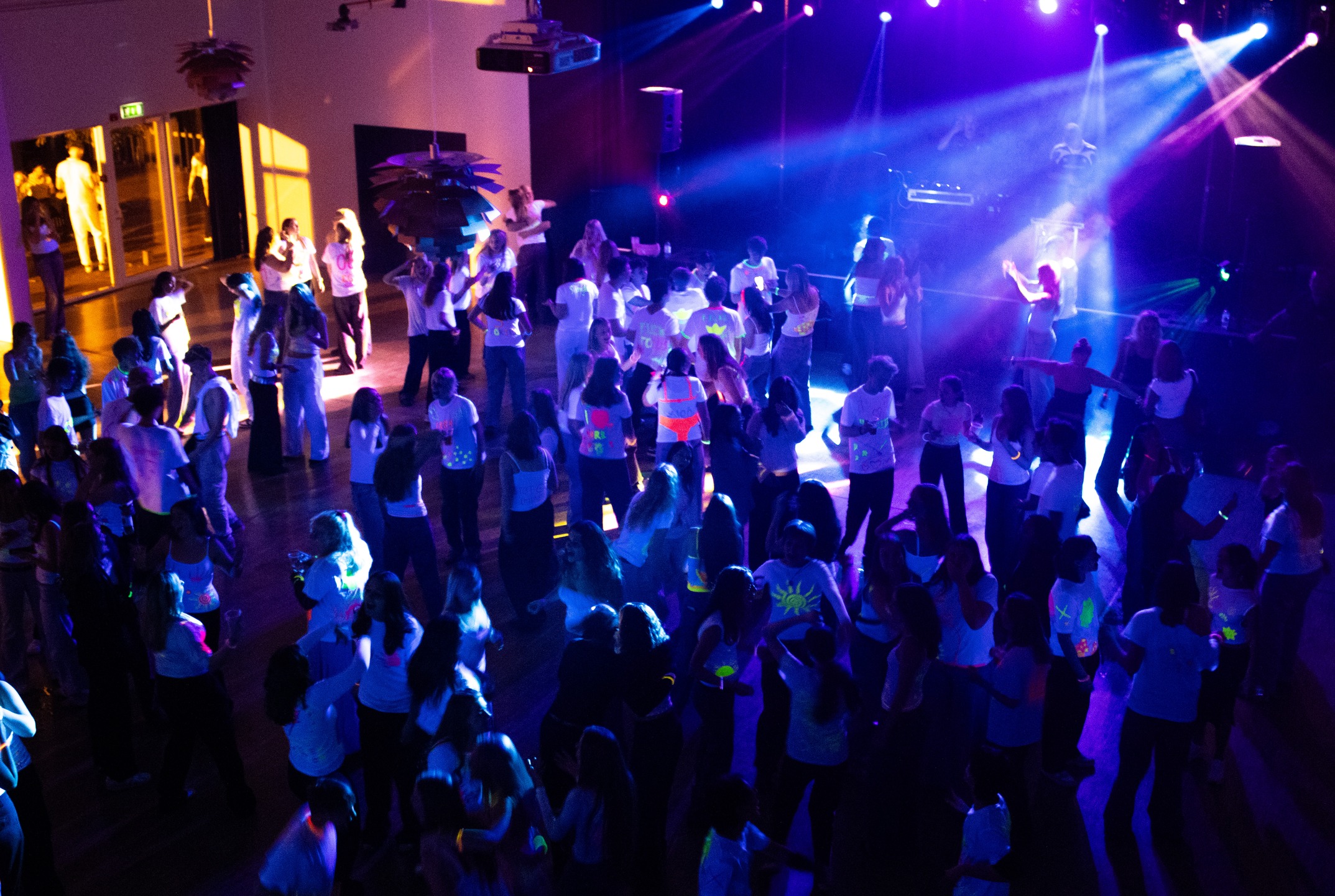 Fredagens UV-fest satte gang i dansegulvet – farver, lys og verdens bedste stemning 🔥
Her er et lille udpluk af billederne – se mange flere på Facebook ✨