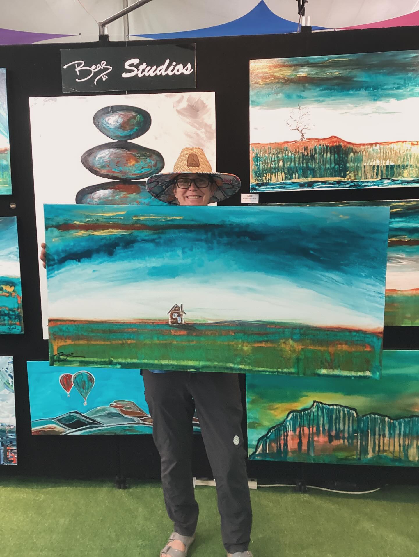 Good times to be had here at the tent. We are open for business….. the drinks are flowing and the music is hopping…..
come see my new art!!
.
.
.
#buyartfromartists #bearsnewwork #colorfulabstractart #thingstodoinalbuquerque #balloonfiesta