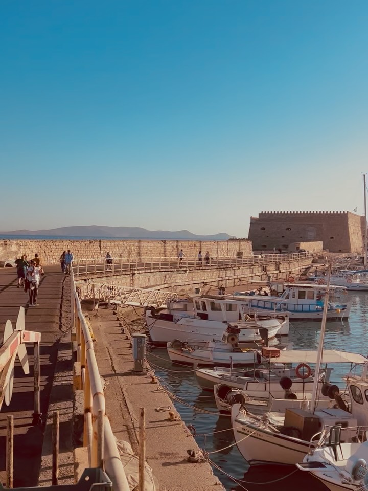 À force de voyager, d’organiser, de prospecter, de visiter, de bouger encore et encore… j’avais envie de faire une pause et de revenir un instant sur ce mois de septembre.
La toute première retraite yoga que j’ai organisée m’a remplie d’une énergie positive bien au-delà de mes espérances ! Un immense merci à @verohanoteauyoga pour sa confiance, et au groupe — tout simplement magique — pour cette semaine inoubliable.
Puis, fidèle à ma passion pour le voyage, j’ai enchaîné : une dizaine de ferrys, plus de 1000 km parcourus à travers le Magne et la moitié de la Crète.
De retour à Bruxelles, je reviens le cœur et l’esprit chargés d’images, de soleil, de lumière, d’itinéraires et de lieux inspirants… pour continuer à imaginer, encore et toujours, des voyages qui vous ressemblent.
Vous êtes nombreux à partir en Grèce ce mois d’octobre, et je vous remercie de tout cœur ❤️ pour votre confiance. Oohmygreece c’est vous 🧿 #octobervacation #greeceautumn #lastminutetrip #inspirationgreece #greeceoffseason