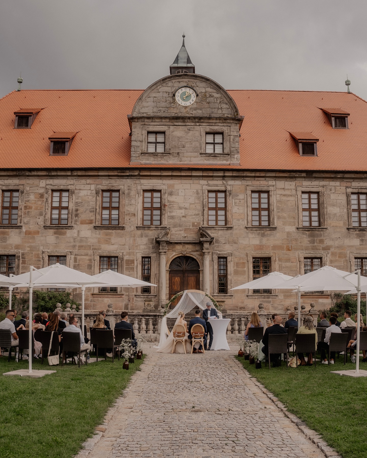 Manchmal sind es genau die unerwarteten Momente, die eine Hochzeit unvergesslich machen.
Die Hochzeit von Julia & Christian im Juli war einfach wunderschön. Im traumhaften Schloss Hemhofen durfte ich die beiden vom Getting Ready über den First Look bis hin zum Hochzeitstanz begleiten.
Während der freien Trauung meinte das Wetter es anders mit uns – der Himmel zog sich zu, und kurz darauf regnete es in Strömen. Doch anstatt die Stimmung zu trüben, machte der Regen diesen Moment nur noch besonderer - Alle rückten unter den Schirmen näher zusammen, wodurch eine ganz intime, warme Atmosphäre entstand, die man nicht planen kann.
Am Ende blieb vor allem eins spürbar: die Liebe der beiden. 🤍
#weddingphotography #weddinginspiration #weddingceremony #schlosshemhofen #authenticwedding #destinationphotographer #weddingday #lovestory #intimateweddings
