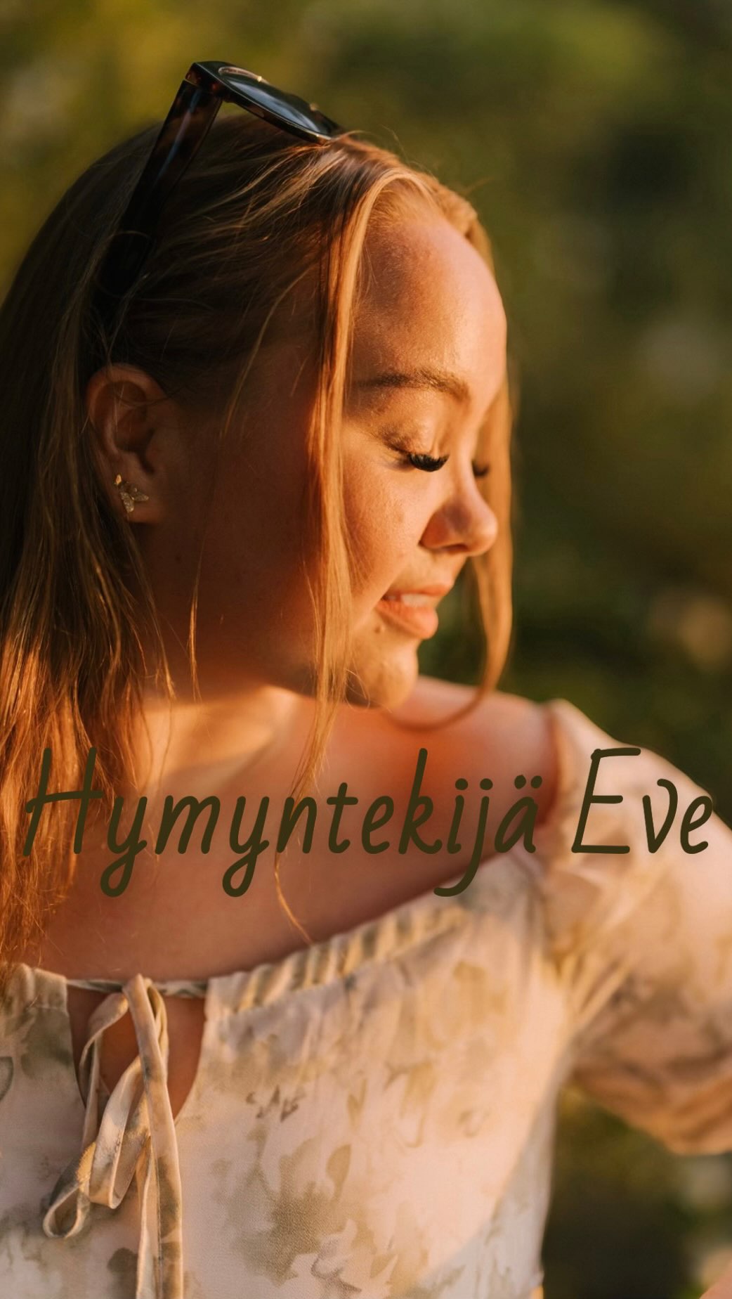 Hei, mukava tutustua! Mun nimi on Eve!☀️
Meille hoivaajille on tärkeää, että te vanhemmat pääsette tutustumaan myös meihin ja siksi haluammekin kukin hymyntekijä vuorollaan esittäytyä teille kunnolla ja kertoa, että keitä me oikein ollaan ja raottaa teille hieman miltä meidän arki näyttää. 🍂🍁
Lasten kanssa jutellaan usein Mollysta, mun koirasta sekä jalkapallosta. Kerron heille usein myös lempivärini.🎨 Arvata ehkä saattaa, että se on hymyn brändiväri eli vaaleansininen. 🤭🩵
Hymyntekijöiden videoita voi myös näyttää lapsille ennen tutustumistapaamista, jotta lapsetkin osaavat valmistautua paremmin tapaaman uuden hoivaajan, ja tietävät ehkä jo hieman alkuun millaista leikkikaveria odottaa! 🫂🛝
Seuraavana teille esittäytyy @hymyntekijajanette 🤩
Kansikuva & videoklippi @noorakphotography