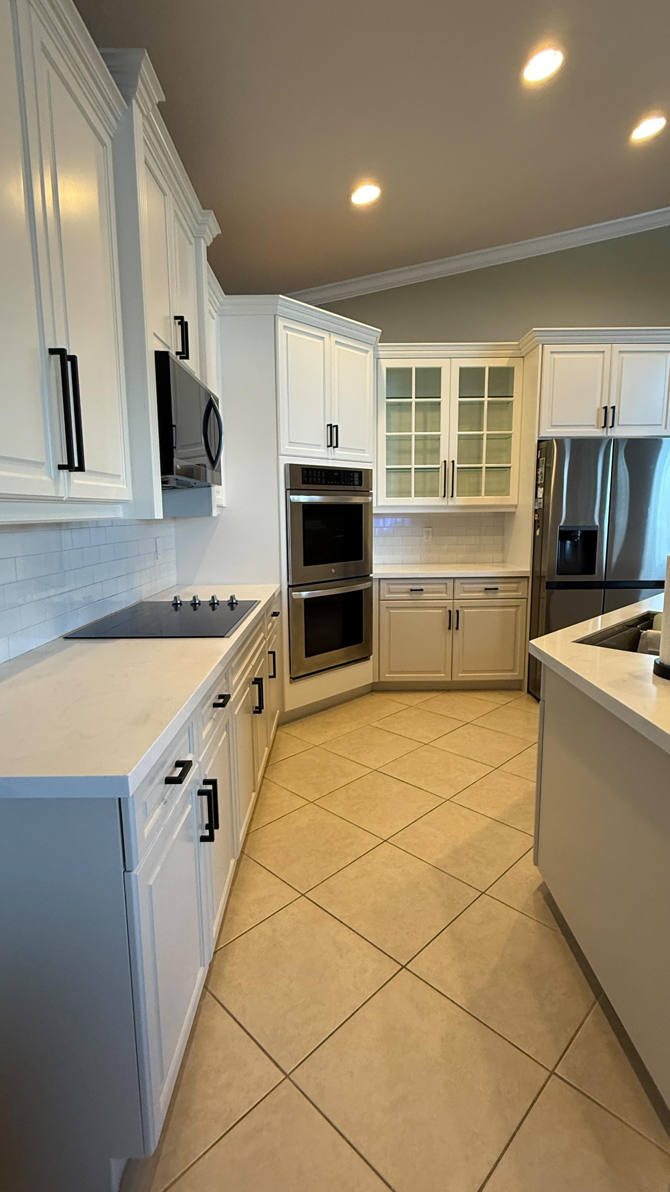 Beautiful two tone transformation. Cloud white & Athena Colors from @benjaminmoore @renner_woodcoatings 💕 #cabinetrefinishing #southflorida #cabinetpainting #browardcounty #westonfl #cabinetrefacing #kitchenmakeover #fortlauderdale #kitchenpainting #twotonekitchen