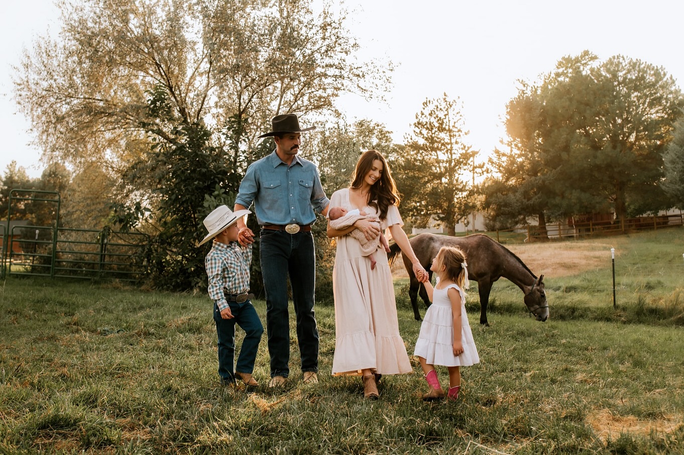 The kind of evening that makes you pause. The warmth of sunset, the soft sounds of home, little hands reaching for their new baby brother, and the horse standing quietly nearby. It all felt so peaceful, so full of love, a reminder that the most beautiful moments often happen right where you already are.
#boisenewbornphotographer #boisephotographer #newbornphotography #lifestylenewbornphotography #boiselifestylenewbornphotographer #babiesandhorses #boisefamilyphotographer