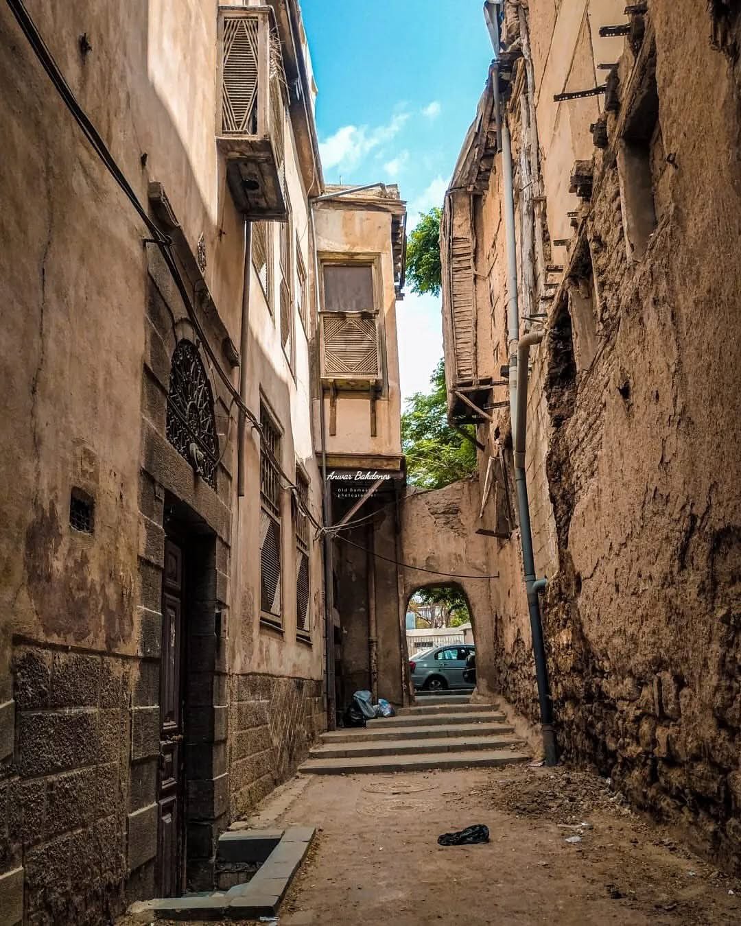 هل مرايا دمشق تعرف وجهي ........ من جديد أم غيرتني السنين
سامحيني إن لم أكاشفك بالعشق ....... فأحلى ما في الهوى التضمين
يا زواريب حارتي خبئيني ... بين جفنيك فالزمان ضـــــــنيـن
واعذريني إذا بدوت حزينا ... إن وجه المحب وجه حـــــــزيـن