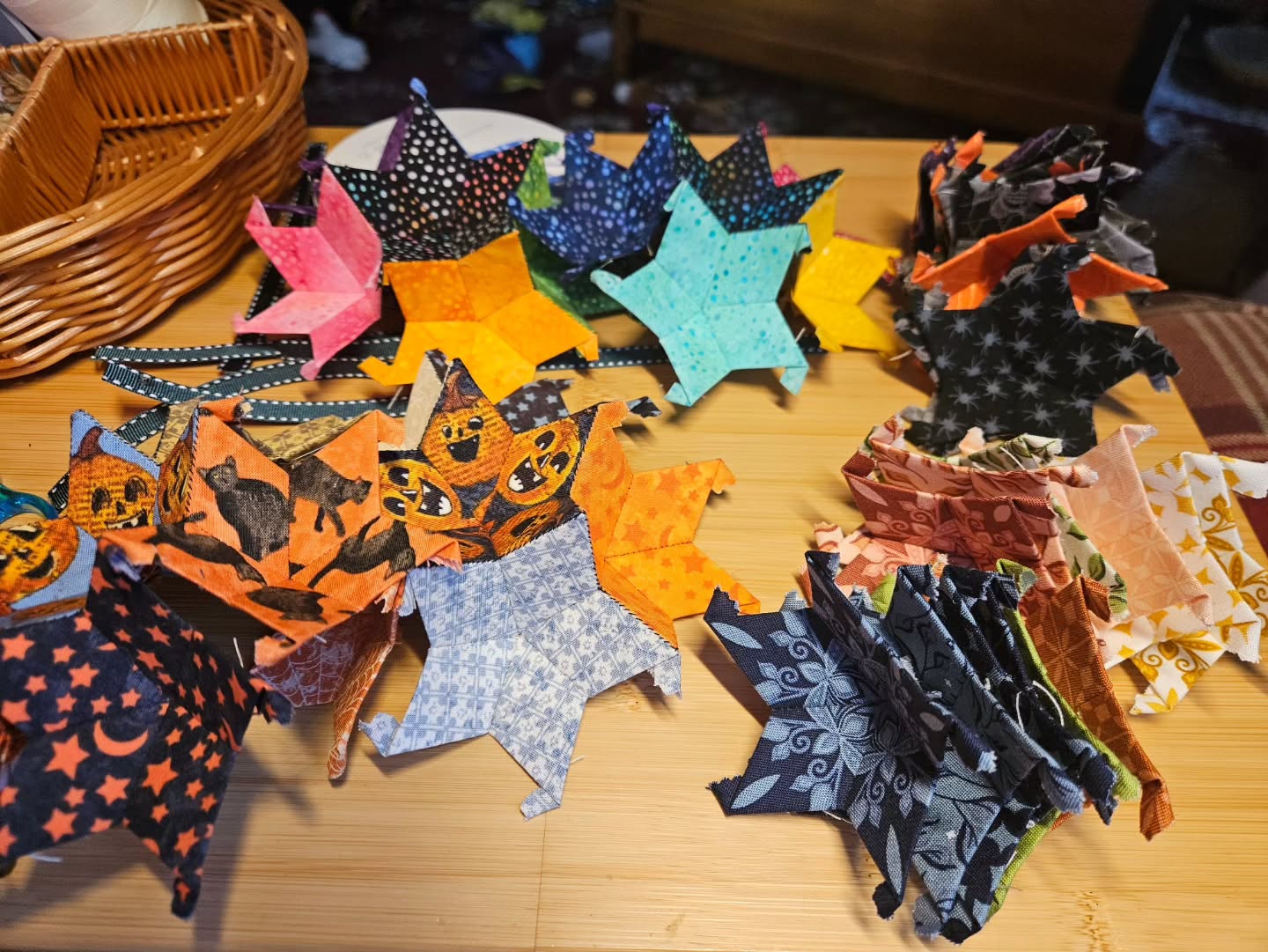 It's been a busy month already with the freelance job, but I'm managing to get a few things done for this weekend. 4 new Moravian stars are coming together, and I'll be finishing another Brainy Skull coaster set tonight. I also have some yarn to finish.
Come see all this and more at the @thehungryhousewives Craft and Vendor show on Saturday! We'll be at the Glacier Middle School in Buckley, WA from 10am to 4pm, but get there early if you want one of only 40 goody bags. Look for me in one of the outside booths!
.
#hungryhousewivescraftandvendorshow #moravianstar #handquilting #handsewing #unholiday #ornamentsfordays #ornamentsallyear #handmadeisbestmade #handmade #handspunyarn #supportsmallbusiness #sustainabledecor #gothaesthetic #cutegoth #smallbusiness #holidayevents #artshow