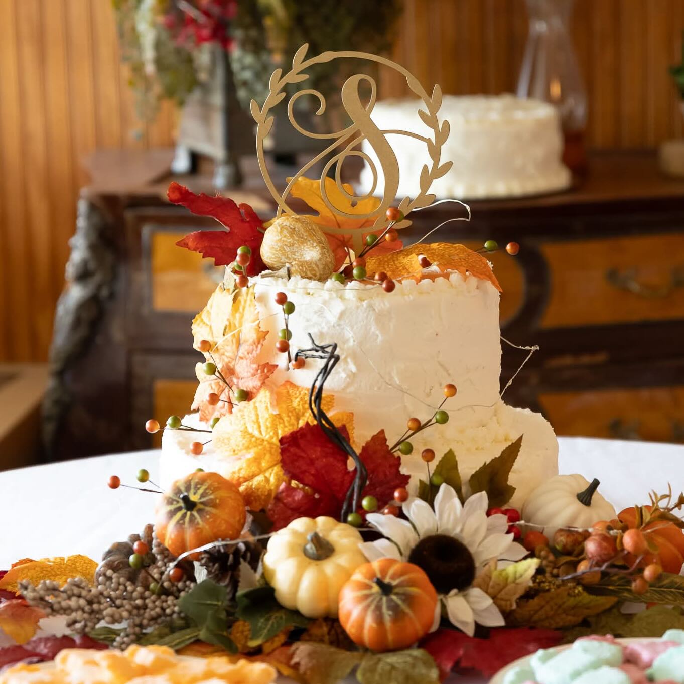 Fall weddings are in full swing🍁from warm tones of bridesmaid dresses, colorful bouquets and centerpieces… options of incorporating seasonal colors into your wedding day has endless options!