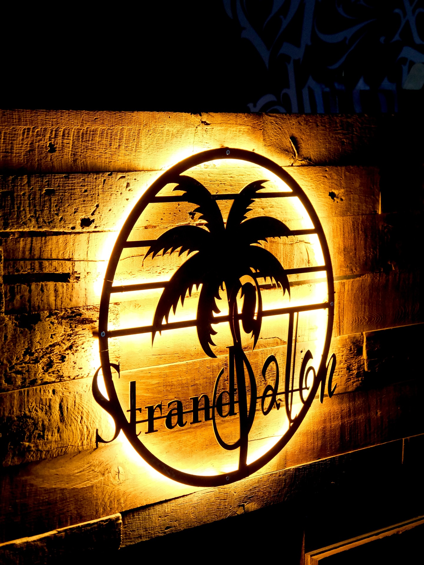 Wenn das Licht angeht, wisst ihr, dass ihr richtig steht – nämlich direkt im Strandsalon Lübeck. 😎 Inmitten guter Stimmung, lauter Musik, kühler Drinks und noch so viel mehr! 🎶🎉
#strandsalon #lübeck #beachclub
