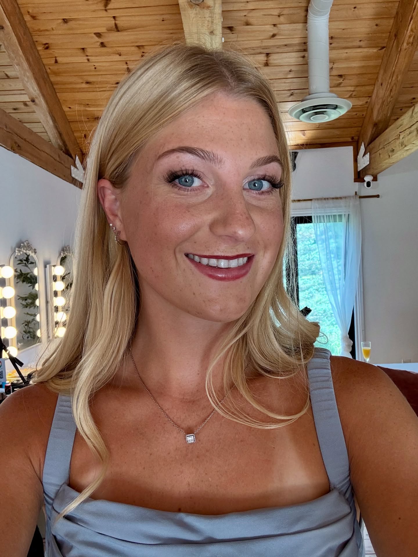 Let those freckles peek through! ✨ When I want a natural, skin focused look, I will apply lightweight coverage (think sheer foundation or a tinted moisturizer) and spot conceal only where needed. It keeps the skin looking fresh and real while still polished.
#bridalmakeup #bridalmakeupartist #naturalmakeup #makeupwithfreckles #ottawamakeupartist #ottawabridalmakeup #jbmakeupartist