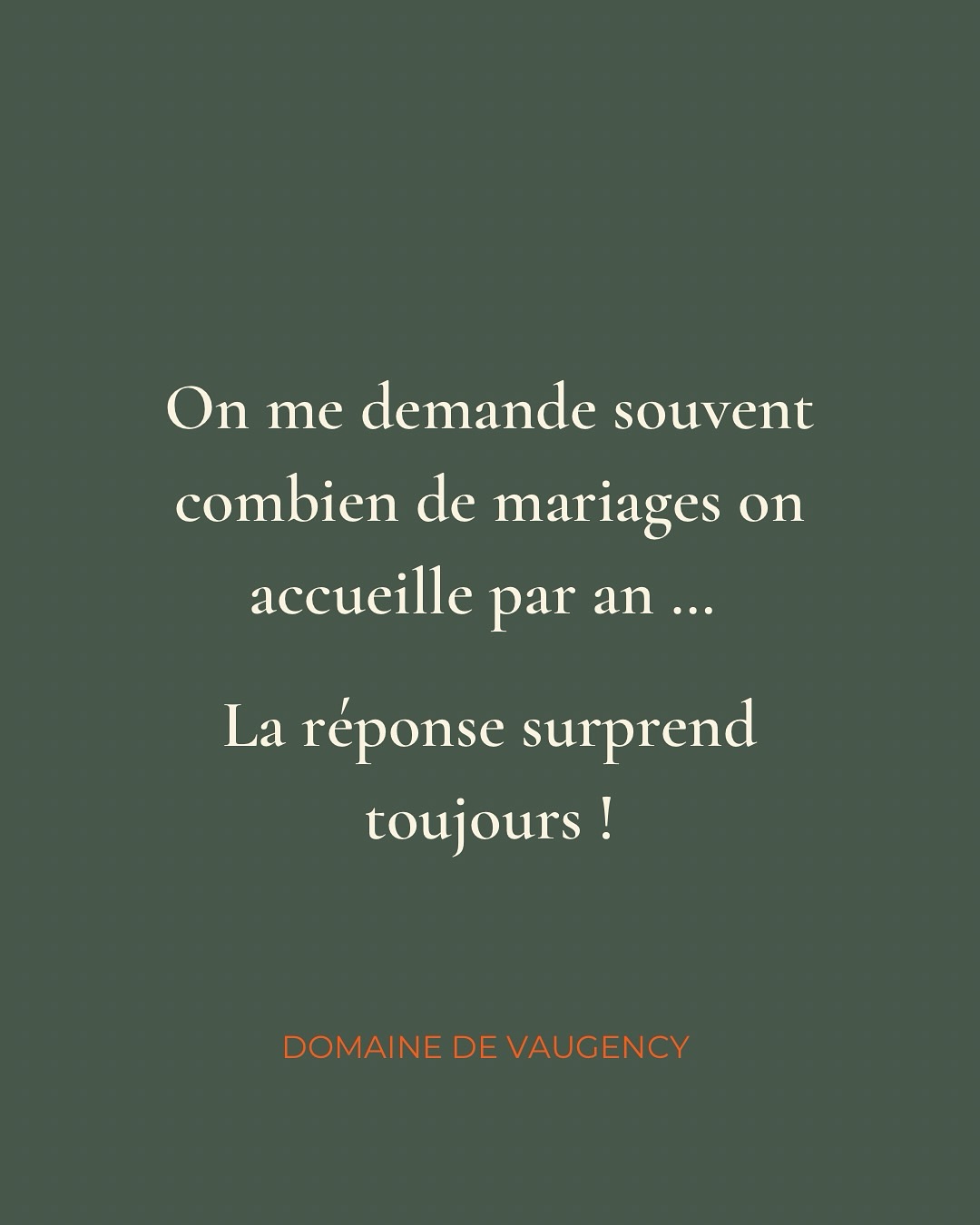 On nous pose souvent la question avec des yeux ronds :
« Mais… vous faites combien de mariages par an ? »
Et la réponse surprend toujours un peu.
Parce qu’ici, on ne cherche pas à enchaîner les week-ends.
On cherche à vivre chaque histoire pleinement.
Accueillir moins, pour accueillir mieux.
Prendre le temps de connaître les prénoms, les familles, les rêves.
Laisser la place aux rencontres sincères, aux longues discussions sous les arbres, aux repas partagés comme à la maison.
C’est un choix.
Celui d’un rythme lent et humain.
Celui de préférer la qualité à la quantité.
Celui de faire de chaque mariage un chapitre unique, pas une case à cocher.
Moins de mariages,
mais des histoires qui comptent.
Et toi, tu pensais qu’on en accueillait combien ? 😉
Dis-le en commentaire, je suis curieuse de voir ! ⬇️
.
.
.
.
.
#slowwedding #mariagesauthentiques #domainedevaugency #vivrelentement #histoiresvraies #mariageenforêt #mariageecoresponsable