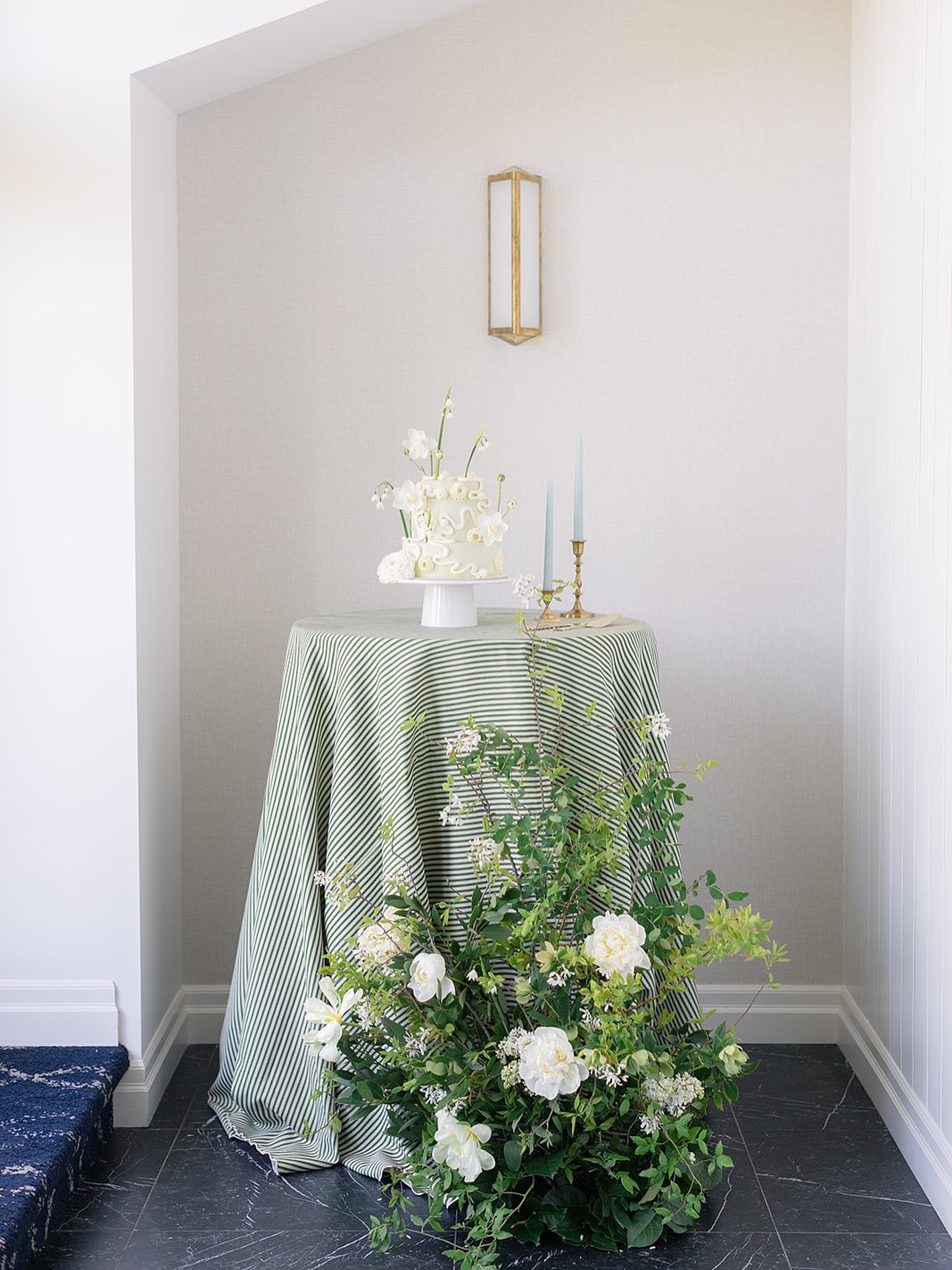 Old money and minimalism aesthetic wedding in Quebec : sharp stripes, local flowers, and architectural forms.
The team :
Floral Workshop Hosts, Planning & Artistic Direction: @enfants_sauvages_fleurs
Styling & Photography: @juno_photography
Venue: @ripplecove
Table Design & Styling: @erikaco.events
Rentals: @groupeabp @tenuedesoiree_ @lavieestunefete.ca
Suit: @montreal_blandindelloye
Dress: @boutiquenataliaexclusif
Makeup & Hairstyling: @slava.beautytrend
Pâtisserie: @ephemere_patisserie_fleurie
Stationery: @papeterieetconfetti
Couple: @irenevalentiner & @serious_jam_