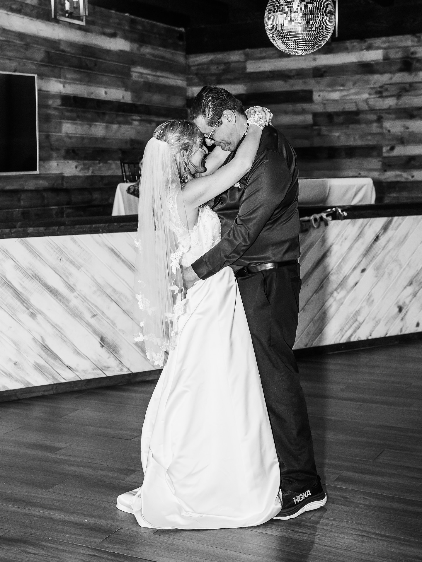 There’s something timeless about black and white — it strips away all distraction and lets the emotion speak for itself. A moment from this beautiful wedding that needed no color to tell its story 🖤🤍
.
.
#photography #kategrutskyphotography #phoenixphotography #phoenixphotographer #photooftheday #phoenix #arizona #arizonaweddingphotographer #azweddingphotographer #wedding #weddingphotography #weddingday #weddingphoto #couplegoals #couplephotography #couplephotoshoot #coupleportrait