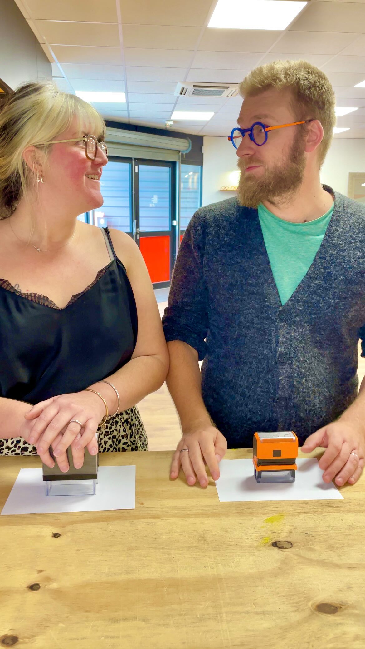 On s’est prêtés au jeu du tampon… et voilà ce que ça donne quand deux opticiens s’attaquent à leur propre atelier 😎💥
Résultat : beaucoup de tampons, beaucoup de rires et un atelier qui prend vie sous nos mains 😂
#saintgaudens #opticien #atelieroptique #opetitmonocle #teamopticien #lunettes #reelsopticien #humouropticien #vieenmagasin #artisanopticien #opticienne #opticiendiplomé