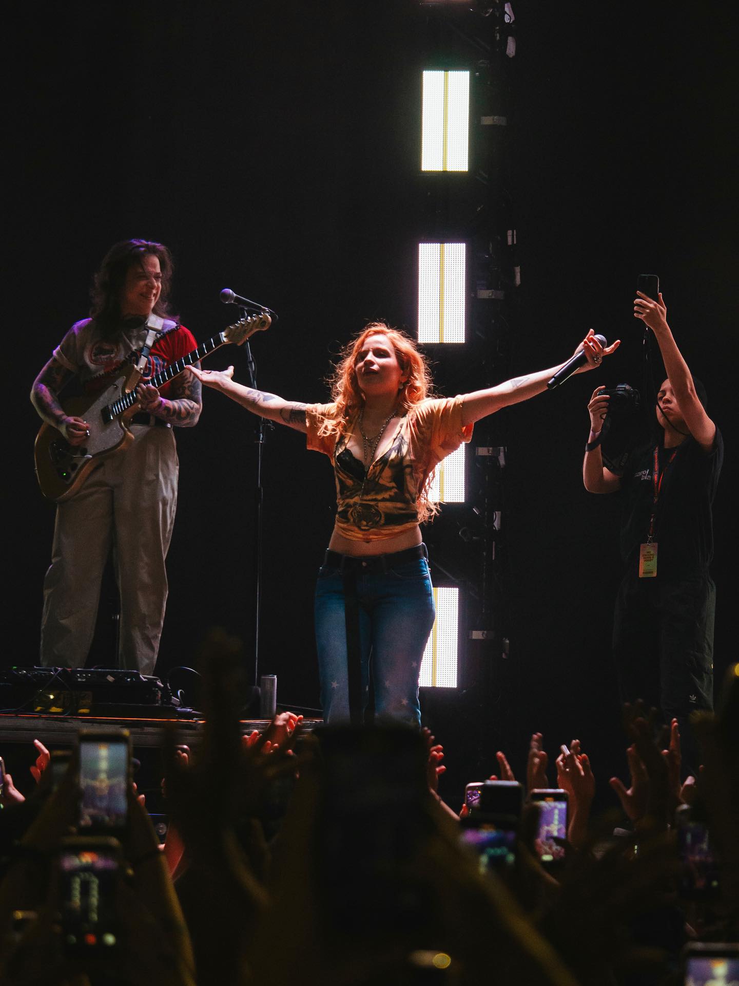 Indicada ao Grammy Latino, Carol Biazin (@carolbiazin) fez uma performance eletrizante para um Circo Voador lotado nesse sábado. 💛
Entre surpresa emocionante dos fãs e pedido especial na setlist, ela provou o porquê de ser uma das artistas mais influentes do pop atual brasileiro.
Confira a resenha + galeria completa de fotos no nosso site.
✍️ Carol Telles
📷 @carolmarins.jpg