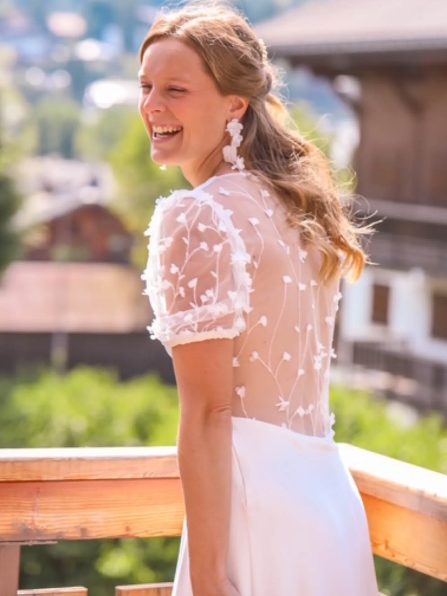 Philippine 🤍
La pétillante philippine a choisi pour sa robe de mariée, une création sur mesure en crêpe de soie avec un jolie drapé au niveau du décolleté, un magnifique dos plein en tulle fin brodé et des manches courtes bouffantes.