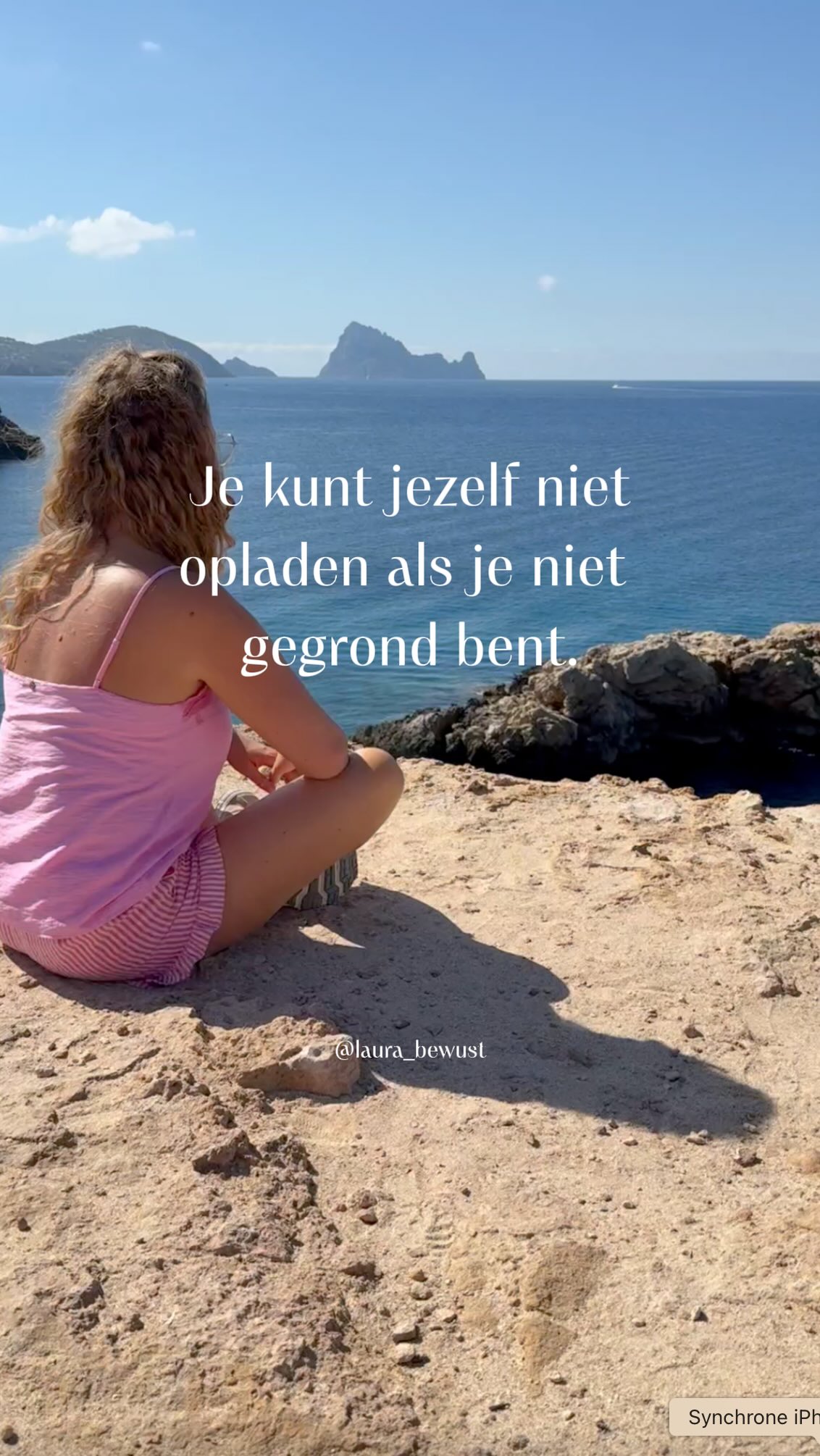 Soms stuurt een cliënt me een bericht met maar een paar woorden. ‘Het lukt me niet meer om te pendelen. Er is geen contact meer met m’n lichaam.’
Als je gewend bent om via je lichaam antwoorden te ontvangen, dan voelt dat gemis als afgeleiden in mist. En je hoofd? Dat neemt het stuur over. Gaat zoeken, verklaren, twijfelen. ‘Misschien morgen nog eens proberen, misschien doe ik het niet goed.’ Ondertussen voel je onrust. Vermoeidheid. Frustratie. En ergens weet je: ik ben niet in contact met mezelf.
Zo kwam ook dit bericht binnen. Ze is al jaren cliënt, dus afstemmen op haar energieveld ging moeiteloos. En ik voelde het meteen: ze zweefde. Niet gegrond. Geen verbinding met haar basis. Geen oplaadpunt.
Hier zit een belangrijke nuance; moeite met pendelen betekent niet altijd dat je niet geaard bent. Het kan ook gaan over ruis in je Veld, blokkades, verstoringen in verbindingen. Ieder pad is uniek.
Ik stelde haar een paar vragen. Ze voelde vooral onrust, en dat klopt. Als je niet goed gegrond bent, dan raakt je systeem overprikkeld en leeg omdat je letterlijk niet meer oplaadt.
Vanaf het moment dat ik verbinding maakte begon haar lichaam te reageren. Haar heup bewoog. Haar adem werd dieper. Kippenvel. “Bring it on!” zei ik. “Sluit je ogen maar even.”
Ik voelde direct waar de ruis zat. Veel onverteerde informatie in de maagstreek. Energie van anderen. Geen ruimte voor haar eigen waarheid. Dus ik begeleide haar naar een energetische reiniging op afstand, zodat haar Veld weer van haar werd.
Toen ze opnieuw ging staan, voelde ze het meteen. Haar voeten zwaar op de grond. “Welkom terug op aarde” grapte ik.
En haar pendel? Die gaf weer een subtiel antwoord. Nog niet gelijk zo sterk als voorheen, maar er is weer contact.
“Je focus mag nu even volledig op aarden,” zei ik. “Bewust in je eigen energie zijn. Dán komt de rest vanzelf op gang.”
Het mooie? Ze voelde intuïtief meteen wat haar lichaam nodig had: dansen. Ruimte geven aan haar vuur. Aan dat stuk van haar dat al een tijd lag te wachten.
Soms is dit het enige wat nodig is: ruimte maken. Aarden. Jezelf weer terugroepen. Zodat je niet langer zweeft maar weer aanwezig bent in je lijf, in je waarheid op aarde.