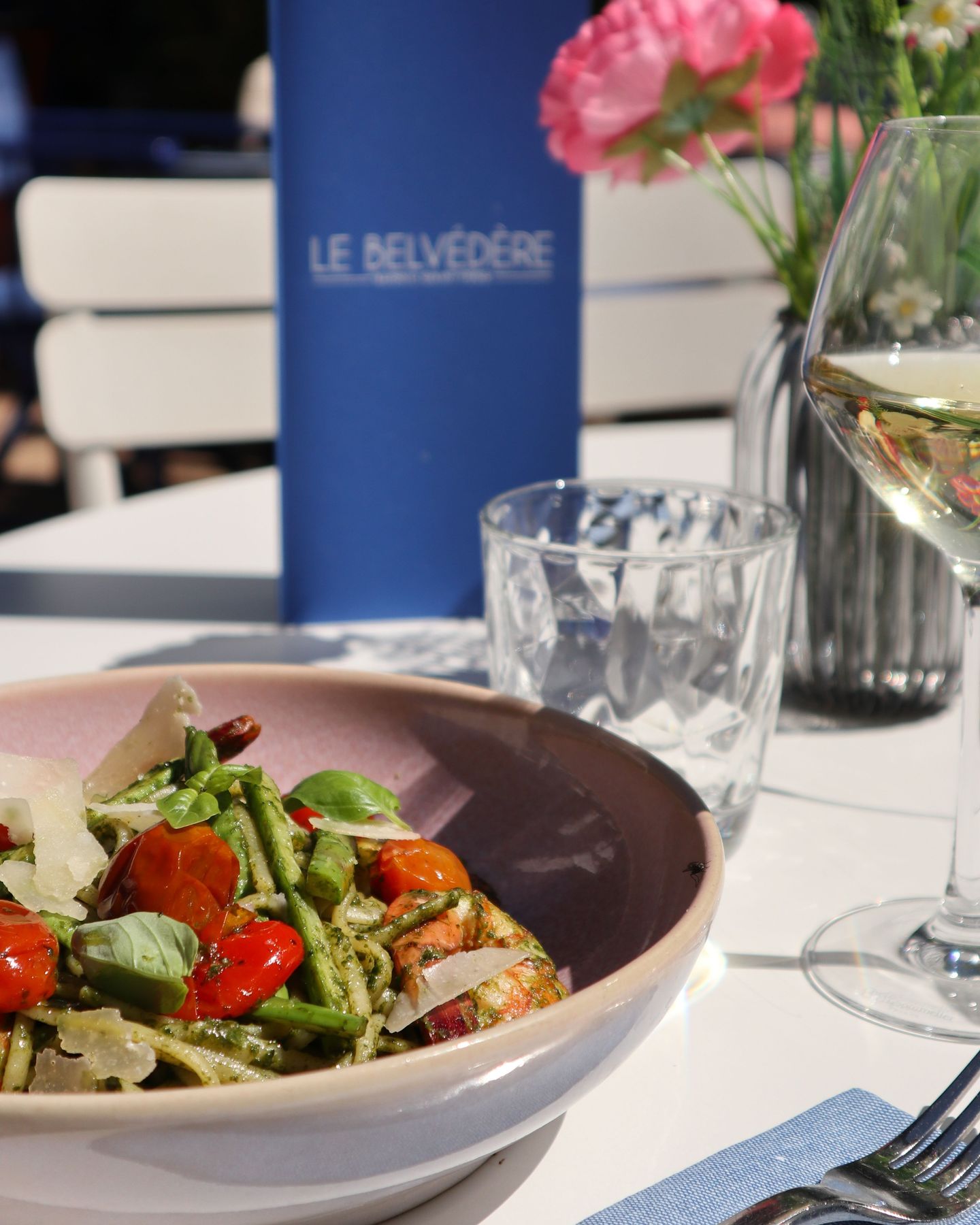 Un plat ensoleillé pour profiter des derniers soleils : Linguine au basilic et gambas 🦐
À retrouver au Belvédère 🍽️