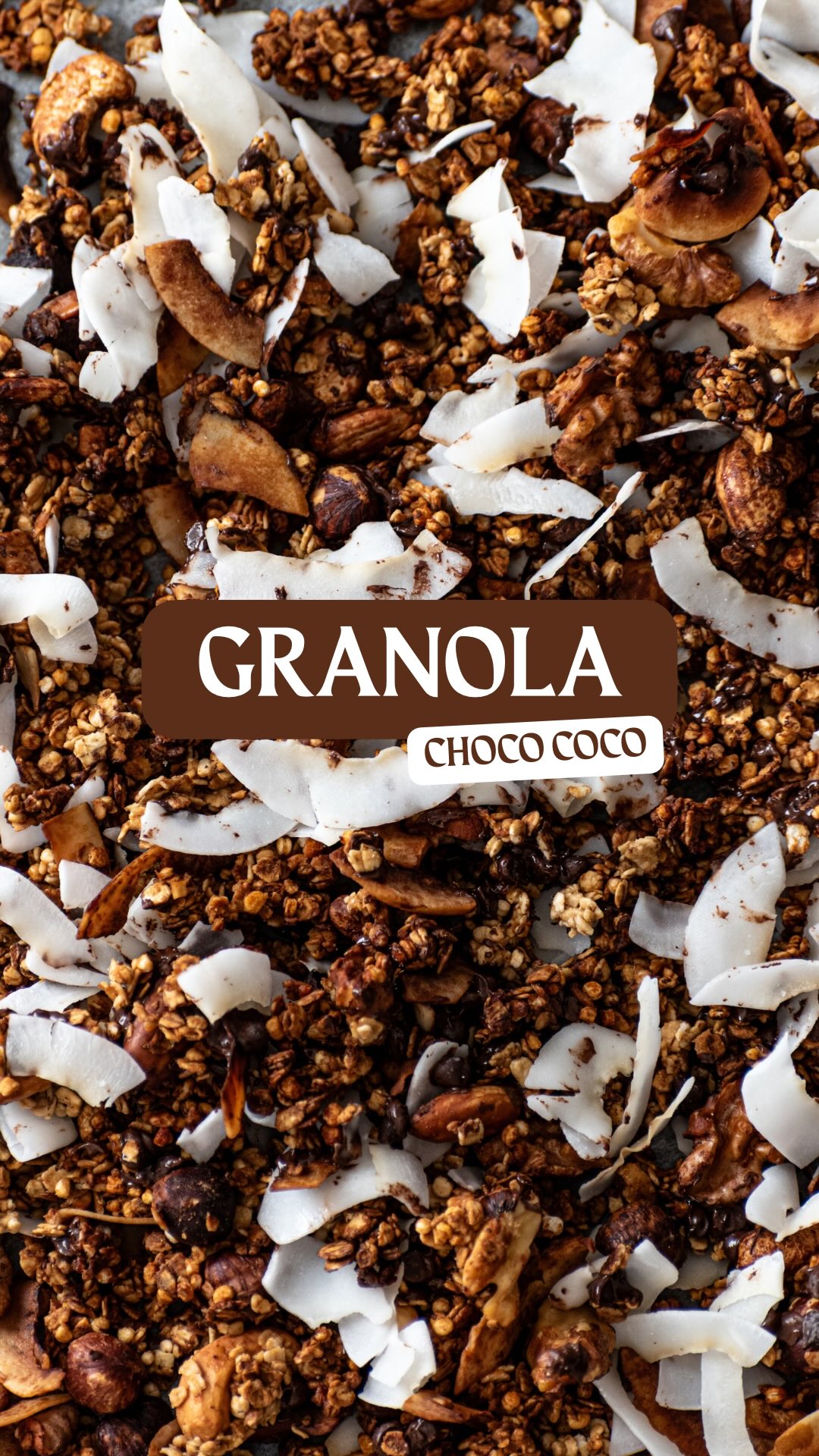 Le ganola choco coco
Notre granola maison, c’est :
🌾120 g de Flocons d’avoine
🍫 80 g pépites de chocolat noir
🥥 50g de copeaux de coco
🌰 50g de mélange d’oléagineux
🍯 5 c a s de miel
💫 80g de quinoa soufflé pour la légèreté
🥥 1 à 2 c a soupe d’huile de coco
Préchauffez le four à 180°
1/ Mélangez les ingrédients secs et l’huile de coco.
Ajoutez le miel et mélangez de nouveau.
2/ Ajoutez quelques copeaux de noix de coco étalez sur une plaque recouverte de papier cuisson et enfournez pour 30 minutes environ en remuant régulièrement.
3/ Sortir la plaque du four laissez refroidir quelques instants puis ajoutez les pépites de chocolat et le reste des copeaux de noix de coco sur le mélange encore tiède pour que les pépites fondent un peu .
Laissez refroidir et mettre en bocal.
Simple, bio et 100 % fait maison.
Croquez le plaisir du naturel 🌿