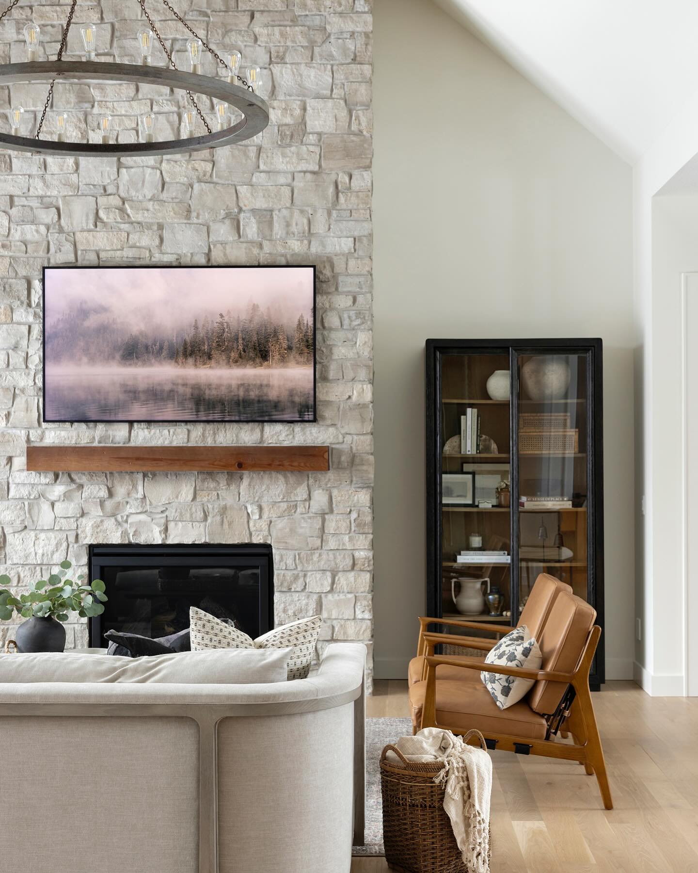 Surrounded by woods, warmed by stone… this living room invites you to slow down and settle in. Thoughtfully designed with comfort, light, and connection in mind. #projectacreageinthepines
Build: @divinecustomhomes
Design: Haven Design Collective
Photography: @spacecrafting_photography