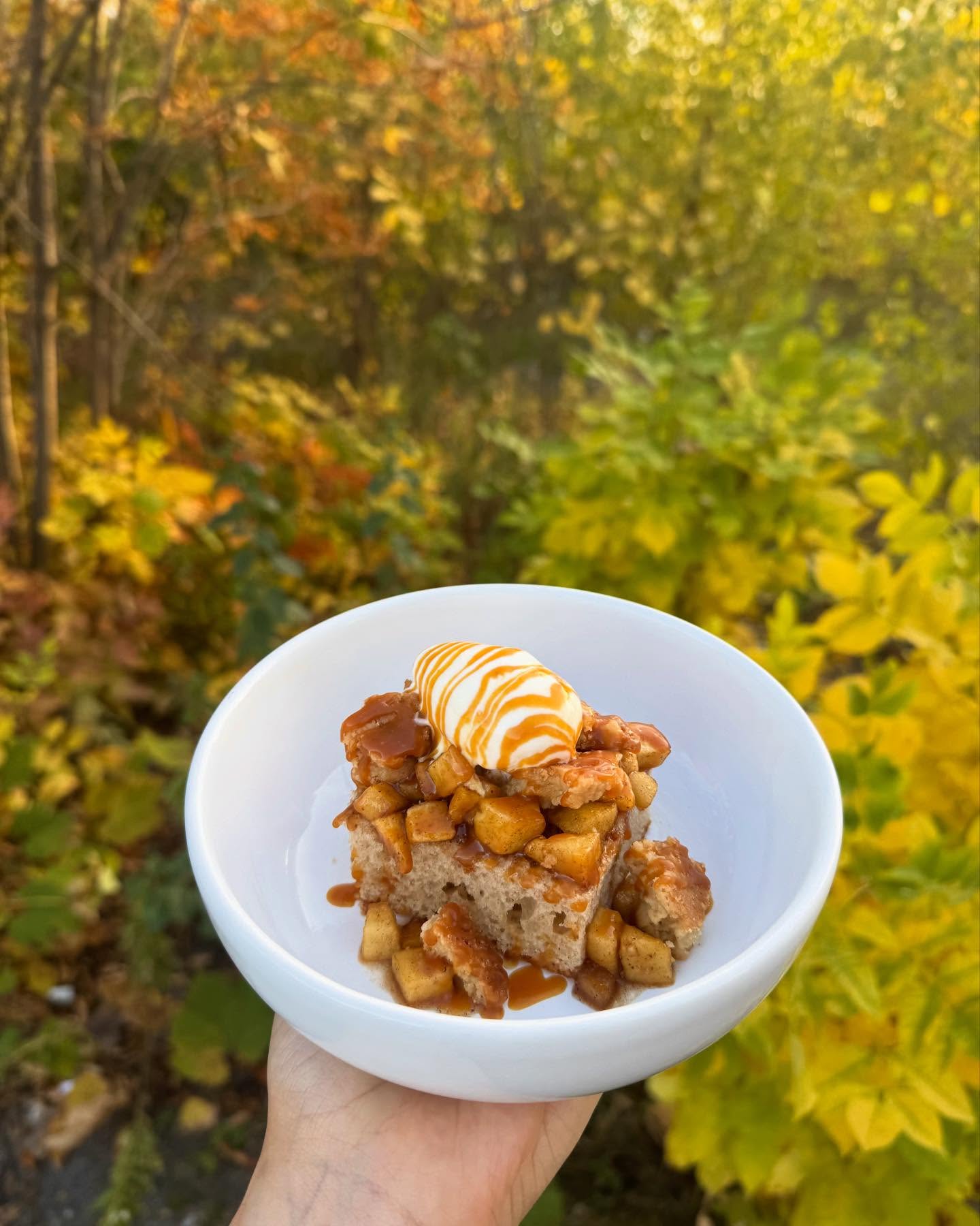 Dessert du chef edition automne 🍂
Gâteau croustade aux pommes maison
Disponible tout au long du mois d’octobre
.
.
.
Chefs dessert fall edition
Homemade Apple crumble cake
Available throughout the month of October
#fall #fallseason #cinnamon #pumpkinspice #falldessert #spicecake #applecrumble #croustadeauxpommes #restaurant #lavalrestaurant #lavalfood #mtlfoodie #lebanesefood #wheretoeat
