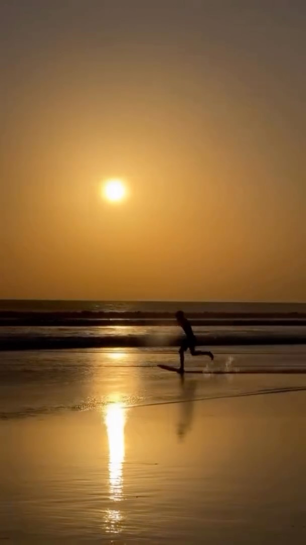 You’ll recognize the people. You might even be one of them.
Here, the light attracts what it reflects.
Where the scene gathers naturally — Sunset Beach by @mrssippybali