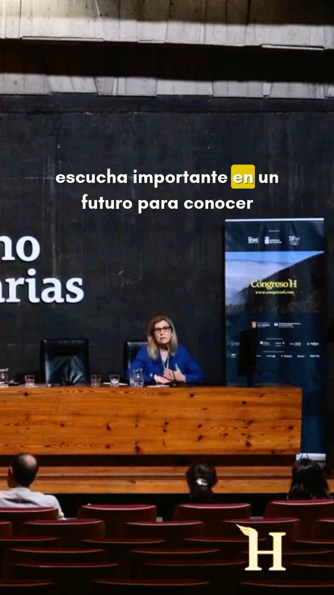 Isabel Arquero Blanco, investigadora de la Universidad Complutense de Madrid @uni.complutense , presentó la adaptación sonora de Muerte de un ciclista (1955), realizada por el equipo de Ficción sonora de RNE, galardonado con el Premio Ondas 2024.
La serie, emitida en diciembre de 2024, traslada el guion original de Juan Antonio Bardem al formato de serial sonoro, recuperando fragmentos censurados y reformulando la narración desde una perspectiva inmersiva, sin narrador, mediante ambientación sonora, música y voz actoral.
Puedes ver la intervención completa en el canal de YouTube del Congreso H: https://youtu.be/VvwnkO7OmEo