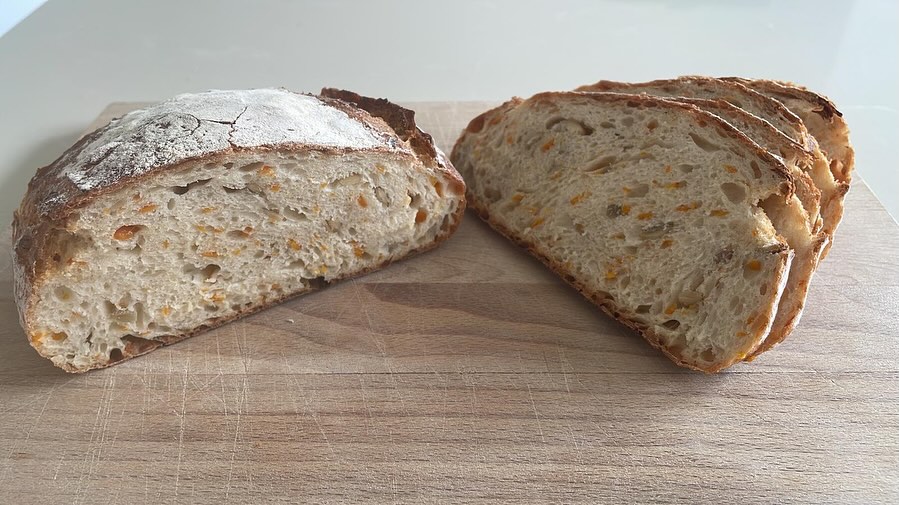 Maandelijkse special is volledig in thema van de herfst: pompoenbrood op basis van zuurdesem en gedroogde pompoen ๐ ๐๐.
Iedere woensdag is bakdag en je kan tot maandagavond bestellen.
Prijs: 3,5โฌ / stuk
#microbakkerij #zuurdesem #depanne #desem #zuurdesembrood #kooplokaal #herfst #pompoen