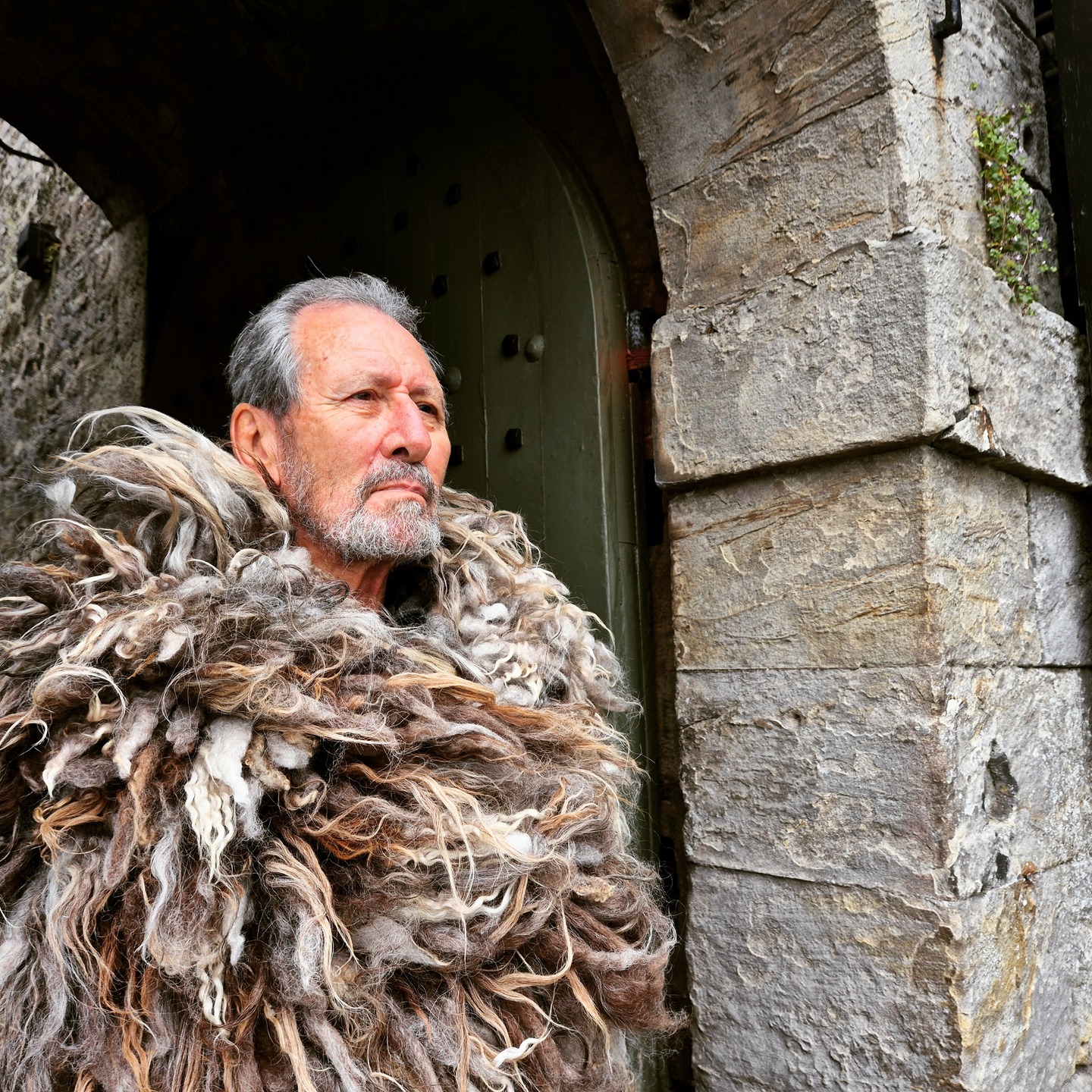 Before we sent my "Australian varafeldur" to its faraway home, we took it to Dumbarton Castle, which was besieged for four months in 870 AD by the Vikings and subsequently destroyed, along with the old kingdom of Alt Clut.
Though the existing fortifications are far newer, the cloak seemed to sense the castle's ancient history, as we felt its colours and texture come alive in these surroundings! Here's Pablo unleashing his inner Jarl on the ramparts.
#weaver #weaving #weaversofinstagram #fibreart #fibreartist #slowcraft #traditionalcraft #scottishwool #sustainablecraft #recycledwool #vikingcloak #vikingcraft #vikingweaving #varafeldur #vikingreenactment