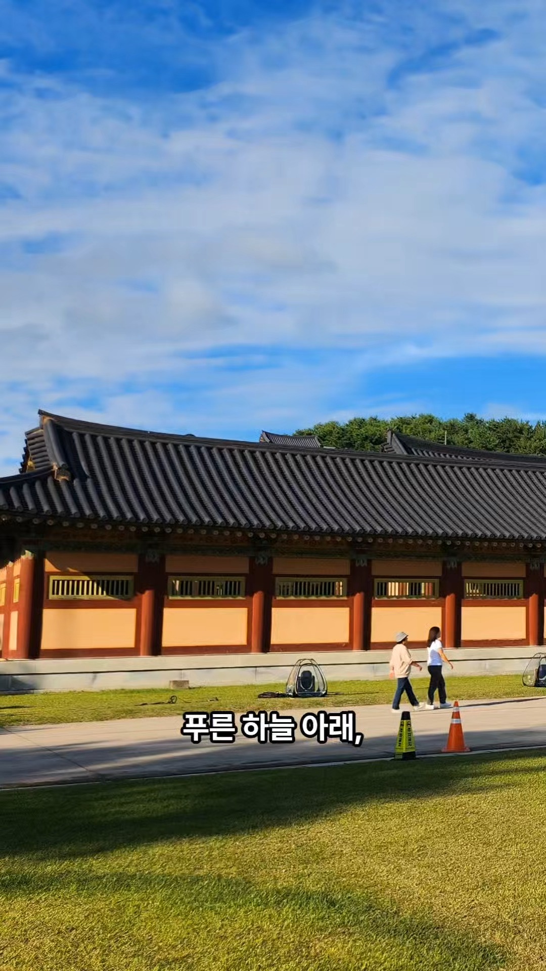 ✨ 백제무혼의 부활, 충의로 깨어나다 ✨
제71회 백제문화제에서 ‘K-싸울아비무사단’이 펼친 전통무예 시연!
검과 창, 활, 월도가 어우러진 웅장한 무대에서 백제의 충의와 예술이 되살아났습니다⚔️
오는 10월 6~7일, 또 한 번의 감동 무대가 이어집니다!
📍 부여 백제문화단지 광장
#백제문화제 #K싸울아비무사단 #전통무예 #검무 #계백장군 #백제무혼 #충의정신 #무예시연 #부여축제 #한국전통문화 #무사정신
✨ Reviving the Spirit of Baekje Warriors ✨
At the 71st Baekje Cultural Festival, the Korea Ssaulabi Martial Arts Troupe brought the legacy of Baekje back to life 🇰🇷⚔️
With swords, spears, bows, and crescent blades, their performance honored the loyalty and artistry of Baekje’s warriors.
Don’t miss their next performance on October 6–7 at the Baekje Cultural Complex Plaza!
📍 Baekje Cultural Complex, Buyeo
#BaekjeFestival #KoreaSsaulabi #MartialArtsPerformance #TraditionalKoreanArts #SwordDance #SpiritOfLoyalty #BaekjeWarriors #BuyeoFestival #KoreanHeritage #CulturalPerformance