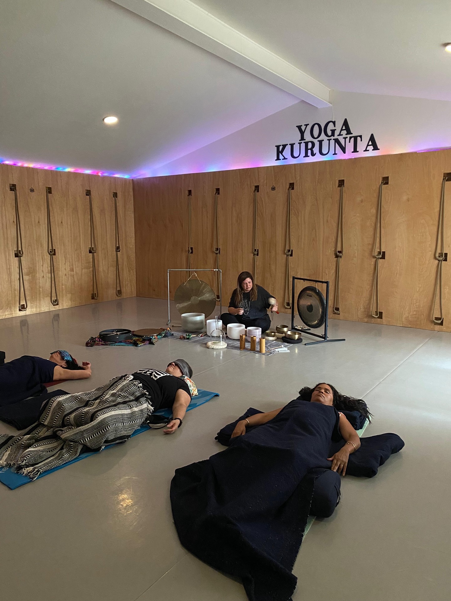 Sunday’s Gong Bath Meditation with Audrey Stephens was magical! ✨
Aren’t you a little sad you missed it? 🧘♀️
Don’t worry, we have a monthly sound bath the first Sunday of each month at 4pm. Plus, stayed tuned for special sound healing opportunities from @blueelephantvibes!
Roll out your mat and come to Yoga Kurunta for a healing sound bath that connects body, mind and soul. 🌿
#YogaKurunta #YogaKuruntasa
#GongBathMeditation #blueelephantvibes #Wellness #selfcaresunday
