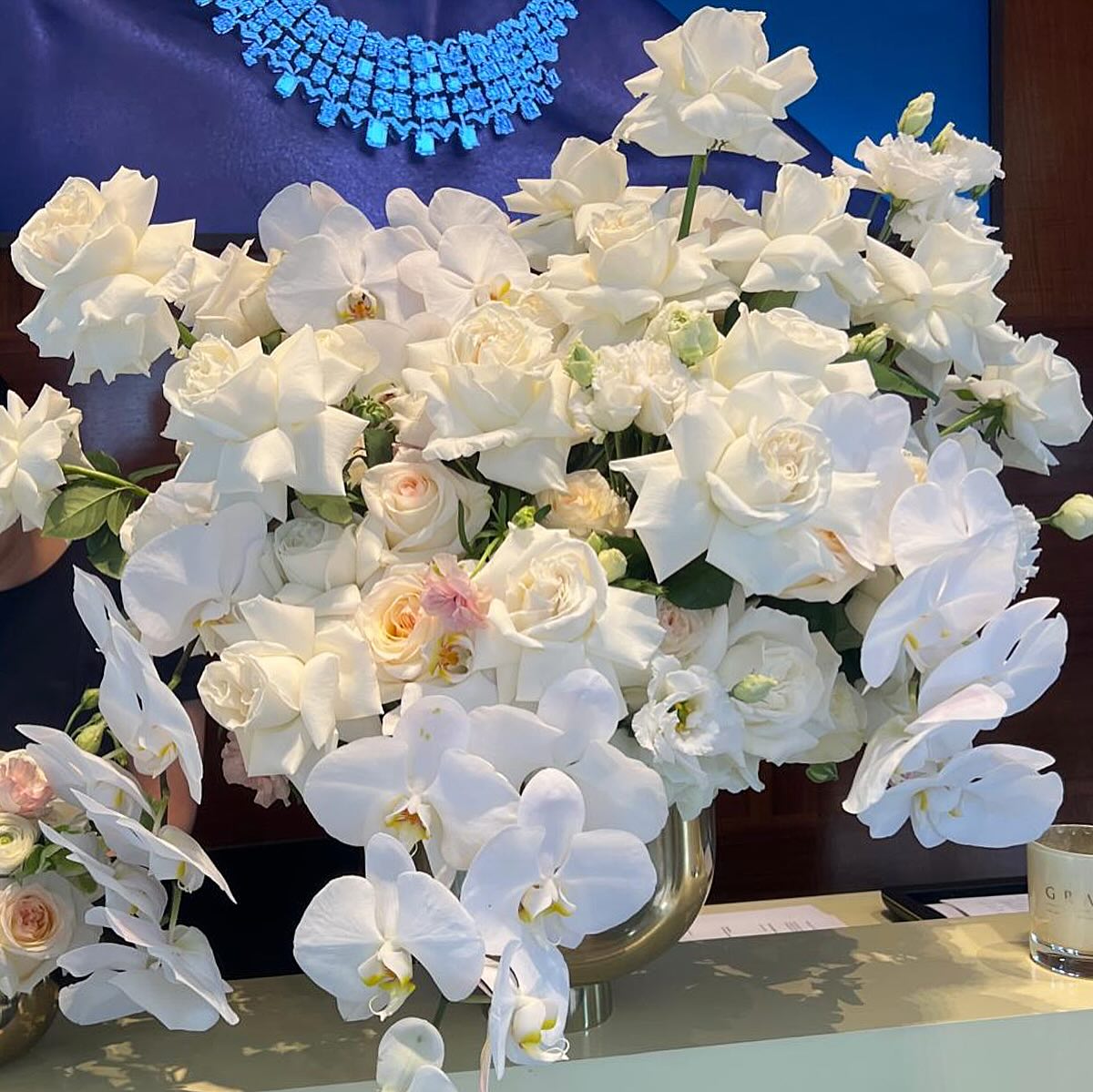 When flowers exalt jewelry @graff 🌸
.
#flowerpoweralways
#flowerpower #floralfix #flowerstagram #floraldesign
#nycflowers #frenchflorist #artisanfleuriste #luxuryflowers #retailflowers #elegantflowers #nycflowerbouquets #classyflowers #giftflowers #lusciousflowers #subscriptionflowers #beautifulflowers #internatrionalflorist #nycflowers