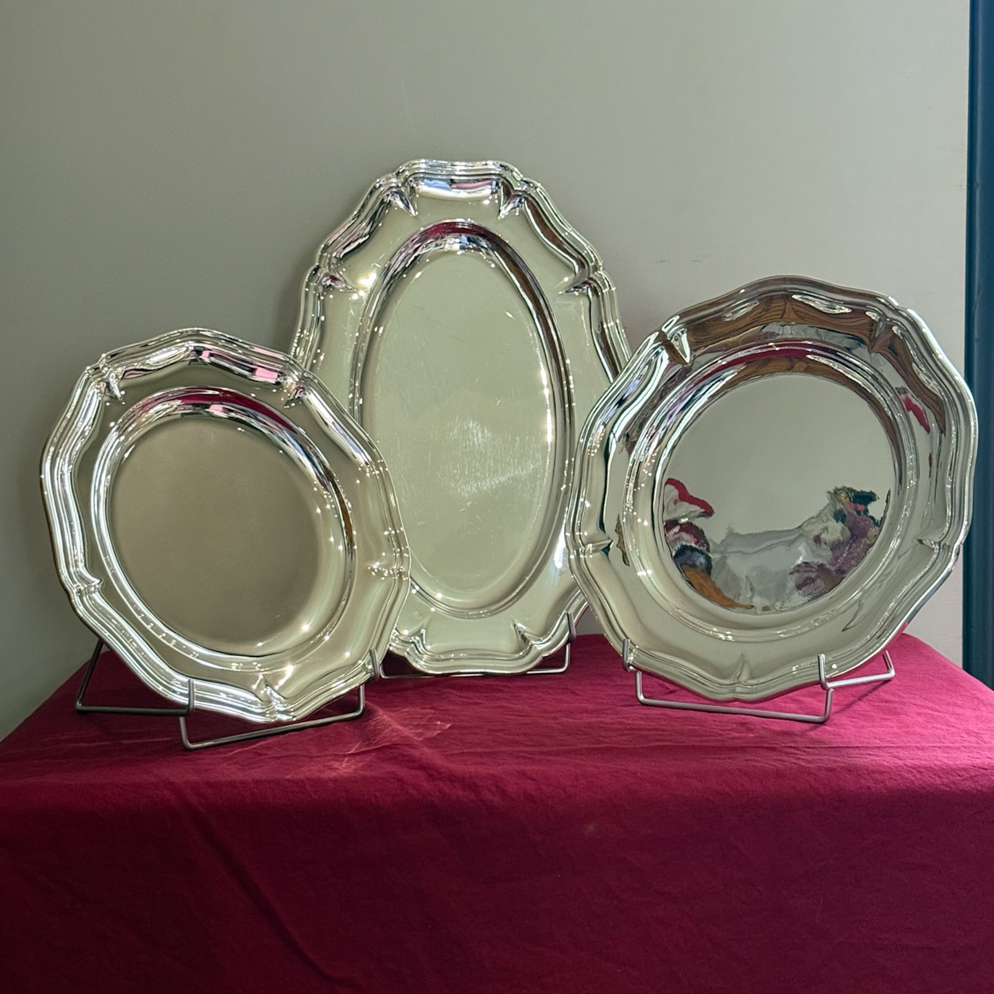 ❌vendu ❌De la maison Ercuis un bel ensemble de 3 plats de service en métal argenté contours filets .
-Plat ovale :
Longueur : 44,5 cm
Largeur : 30 cm
Poids : 1kg500
-Plat rond :
Ø : 30 cm
Poids : 1kg
-Plat rond
Ø : 32,5 cm
Poids : 1kg 120
En très bel état , belle brillance , infimes rayures sur le grand plat ovale .
Les 3 pièces sont passées chez le polisseur pour un plus bel éclat .
Les 3 plats ont la marque Ercuis au revers.
🛒 prix et disponibilité dans la boutique en ligne
#argenterie #ercuis #plats #platsdeservice #artdelatable #artderecevoir #savoirfairefrançais #antiquites #misslittlebottle