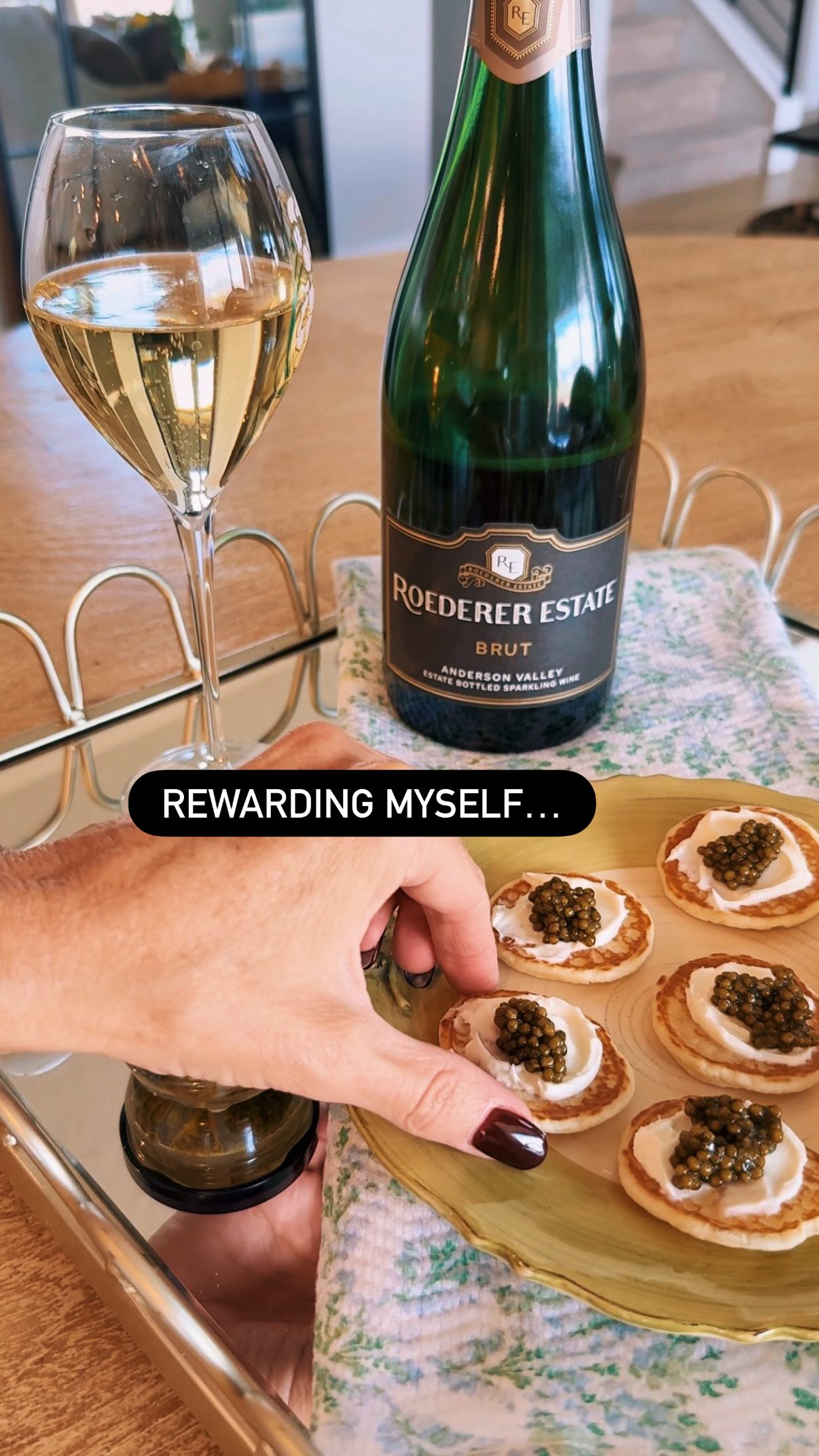 Adult snacking.🥂
@roedererestate Brut + caviar with @bellwetherfarms Crème Fraîche.💕
#adultsnacks #bubbly #sparklingwine #caviarandbubbly #caviarlover #roederer #adulting #winehumor