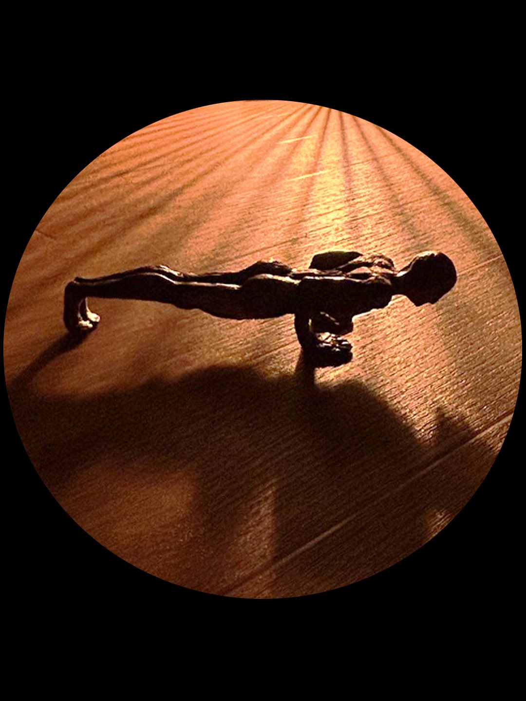 YOGA STATIQUE ✨La force née de l’immobilité !
Dans un monde qui nous pousse à aller toujours plus vite, nous vous proposons une nouvelle pratique à contre-courant. Une invitation à ralentir, à respirer, et à découvrir la puissance incroyable qui naît de l’immobilité.
💪🏻Yoga Statique & Renforcement - Mardi 19h.
C’est une pratique intense et méditative où le temps devient votre allié. Le principe est simple mais puissant : maintenir des postures de gainage et de renforcement (comme la planche, le guerrier, le bateau...) pendant 30 secondes à plusieurs minutes.
Quels sont les bienfaits ?
💪 Forger une force profonde et durable, en engageant les muscles stabilisateurs que l’on oublie souvent.
🧠 Développer une force mentale et une résilience à toute épreuve, en apprenant à rester calme dans l’intensité.
🧘♀️ Affiner votre conscience corporelle et la précision de vos alignements.
⚖️ Gagner en stabilité et en équilibre, sur le tapis comme dans la vie.
Prêt(e) à découvrir la puissance de l’immobilité ?
➡️ Retrouvez ce nouveau cours sur notre planning pour réserver votre tapis.
.
@soundyoga.fr
.
.
#YogaStatique #RenforcementMusculaire #Gainage #ForceMentale #SlowYoga #Défi #Nouveauté #YogaCompiegne #soundyogacompiegne #resilience #renforcement #CoreWorkout #BienEtre #ConscienceCorporelle #renfo