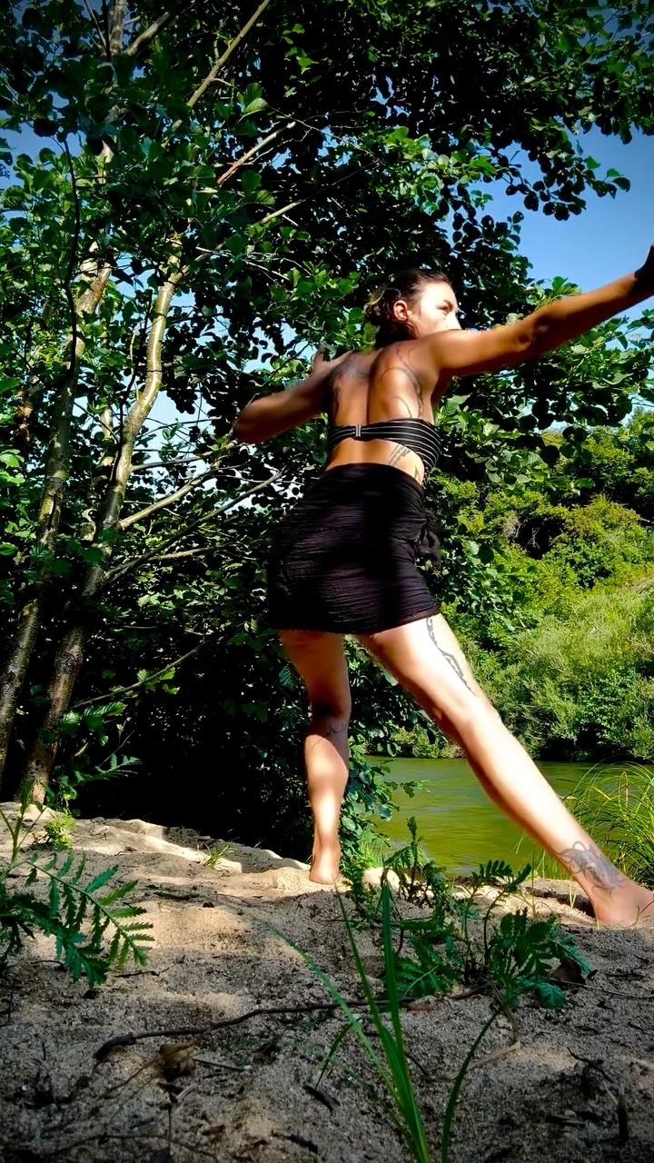 ✨ Summer is gone but the flow remains ✨
Le soleil s’est adouci, la lumière change de teinte,
mais l’élan qui nous traverse ne dépend pas des saisons.
Chaque mouvement du corps, chaque respiration,
est un rappel que le flux de vie circule toujours.
Que même quand l’extérieur ralentit,
l’intérieur danse, vibre, s’expanse.
L’été s’efface mais l’énergie reste,
fidèle, fluide, éternelle.
🌬️🌊🔥🌱
AJÄ, c’est cette alliance entre le soin, la danse et le sacré.
Un espace où le corps devient temple,
où le toucher et le mouvement se répondent,
où chaque geste reconnecte au divin.
💫 Mantra :
“Je suis le flux, je ne fane pas.
Je m’incline devant les cycles,
et je reste en mouvement.”
Et toi? Donne moi tes sentiments sur cette transition 👇
#AJÄ #FlowOfLife #SacredDance #RituelDuSoin #MassageRituel #DanseIntuitive #SoinSacré #EnergyFlow #BodyTemple #TransitionRituelle #AutumnEnergy #SacredMovement #LightInMotion #HolisticHealing #RituelDeSaison
———————————————————————————————-
The sun has softened, the light has changed,
yet the pulse that moves through us transcends all seasons.
Each movement, each breath,
is a reminder that the flow of life never ceases.
Even when the outer world slows down,
within us, the dance continues — vibrant and infinite.
Summer fades,
but the energy stays — fluid, faithful, eternal.
🌬️🌊🔥🌱
AJÄ is this union of care, dance, and the sacred.
A space where the body becomes temple,
where touch and movement converse,
where every gesture reconnects us to the divine.
💫 Mantra:
“I am the flow — I do not fade.
I bow to the cycles
and remain in motion.”
And you — how do you feel this transition? 👇
#AJÄ #FlowOfLife #SacredDance #RitualHealing #MassageRitual #IntuitiveMovement #SacredCare #EnergyFlow #BodyTemple #SeasonalRitual #AutumnEnergy #HolisticHealing #LightInMotion